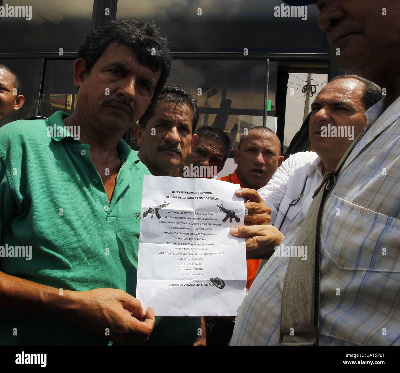 12. Juni 2013 - Barranquilla, AtlÃ NTICO, Kolumbien - BARRANQUILLA, JUNIO 121 DE 2013 Conductores de las empresas de transporte Sobusa y Coochofal siguieron con las protestas y bloqueo de vÃÂ­as, debido al asesinato de tres de sus extorsiÃÂ³n eros en lo que parece ser una dueÃÂ±a los compaÃÂ±os de dichas empresas. Antonio Segebre, repräsentantes del distrito y el alcalde de Soledad, Franco Castellanos se reunieron con los manifestantes tratando de llegar a una soluciÃÂ³n y garantizando su seguridad AtlÃÂntico JosÃÂ. FOTOS GUILLERMO GONZÃÂ LEZ/ADN CrÃÂ: CEET Fo Stockfoto