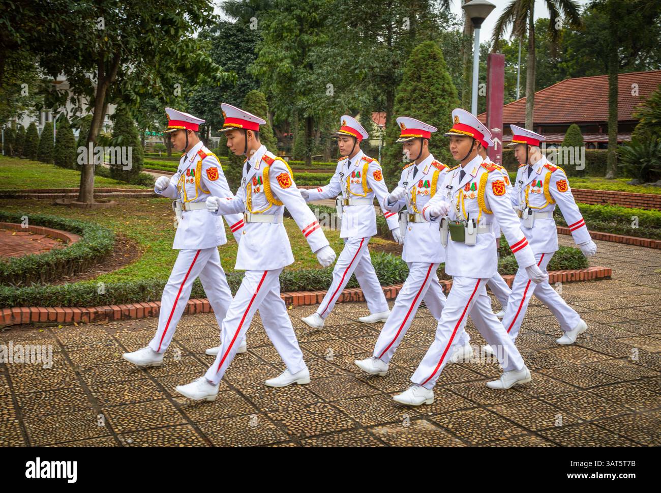 Weißuniformierte Soldaten der Ehrengarde des Ho-Chi-Minh-Mausoleum-kommandomarsches auf dem Gelände des Mausoleums in Hanoi, Vietnam Stockfoto