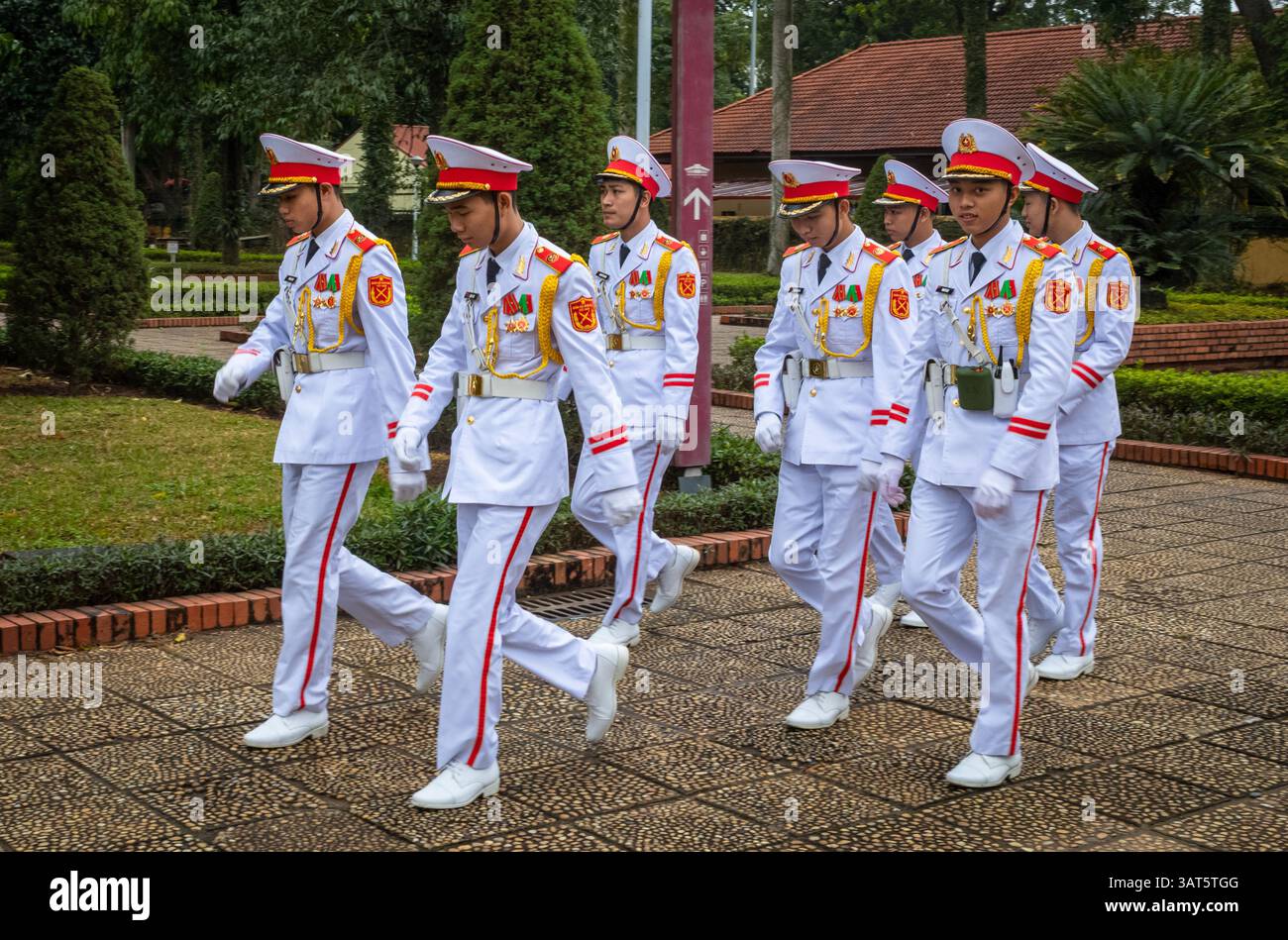 Weißuniformierte Soldaten der Ehrengarde des Ho-Chi-Minh-Mausoleum-kommandomarsches auf dem Gelände des Mausoleums in Hanoi, Vietnam Stockfoto