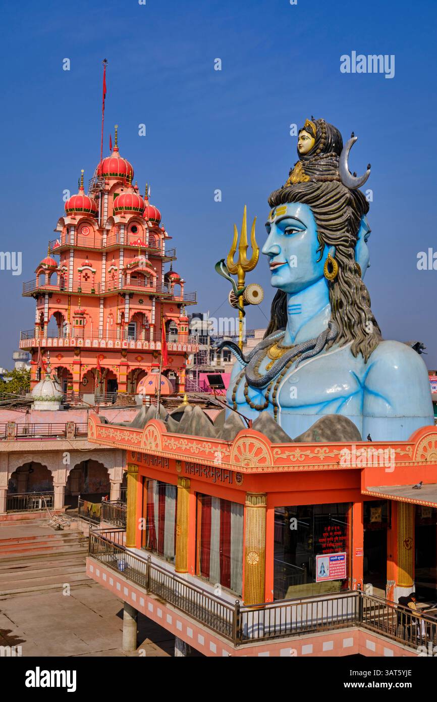 Indien, Haryana, Mullana, Statue von Shiva am Eingang eines Hindutempels Stockfoto
