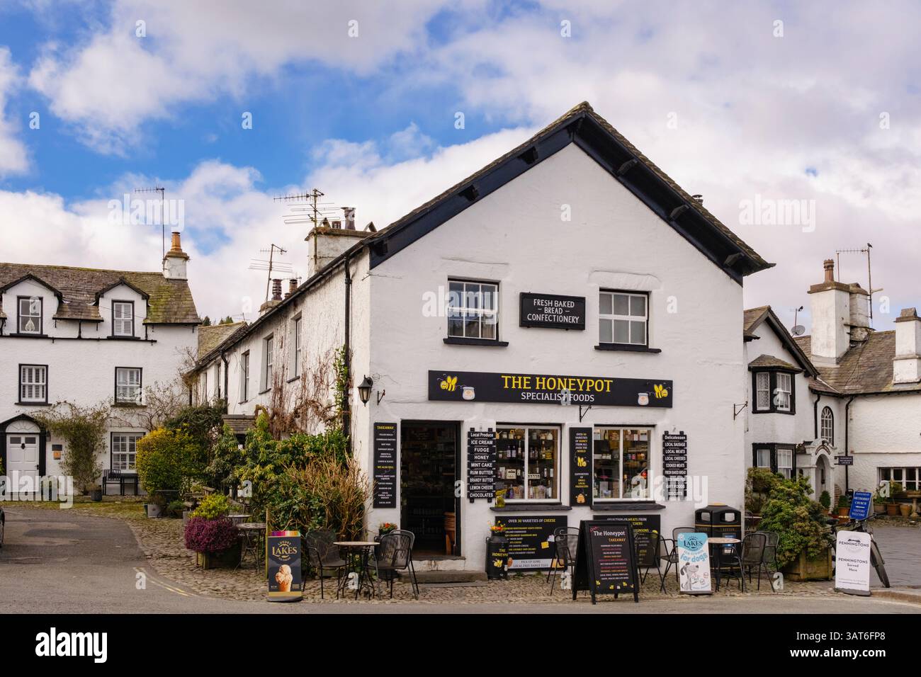 Alte Gebäude und der Honeypot Food Shop im Dorfzentrum im Lake District National Park. Hawkshead, Westmorland and Furness, Cumbria, England Großbritannien Stockfoto