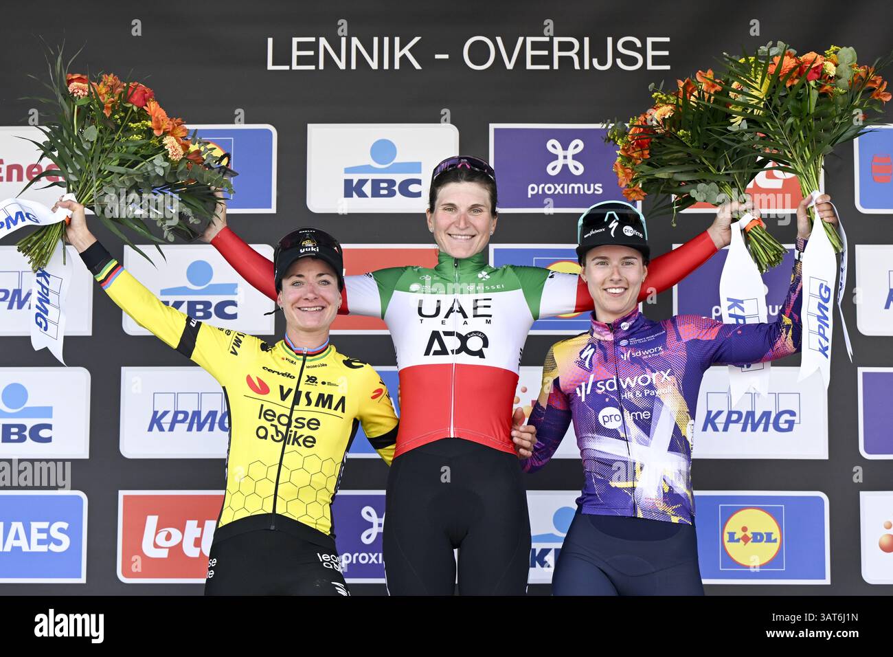 Overijse, Belgien. April 2025. Die Niederländerin Marianne Vos vom Team Visma-Lease a Bike, die Italienerin Elisa Longo Borghini vom Team ADQ der Vereinigten Arabischen Emirate und die Niederländerin Femke Gerritse von SD Worx-ProTime auf dem Podium nach dem eintägigen Radrennen der Frauen „Brabantse Pijl“, 125 km von Lennik nach Overijse am Freitag, 18. April 2025. BELGA FOTO TOM GOYVAERTS Credit: Belga Nachrichtenagentur/Alamy Live News Stockfoto