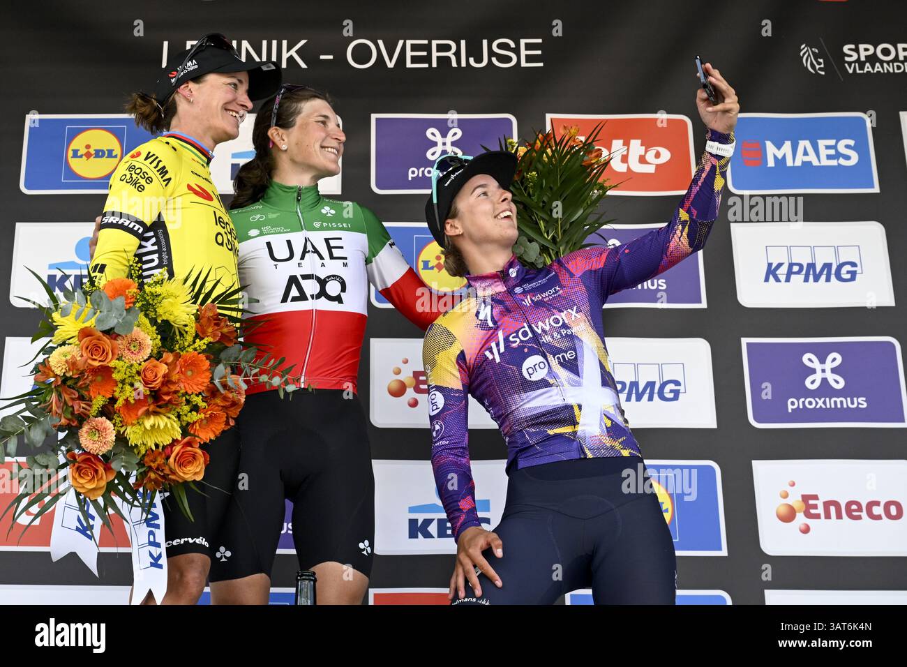 Overijse, Belgien. April 2025. Die Niederländerin Marianne Vos vom Team Visma-Lease a Bike, die Italienerin Elisa Longo Borghini vom Team ADQ der Vereinigten Arabischen Emirate und die Niederländerin Femke Gerritse von SD Worx-ProTime auf dem Podium nach dem eintägigen Radrennen der Frauen „Brabantse Pijl“, 125 km von Lennik nach Overijse am Freitag, 18. April 2025. BELGA FOTO TOM GOYVAERTS Credit: Belga Nachrichtenagentur/Alamy Live News Stockfoto