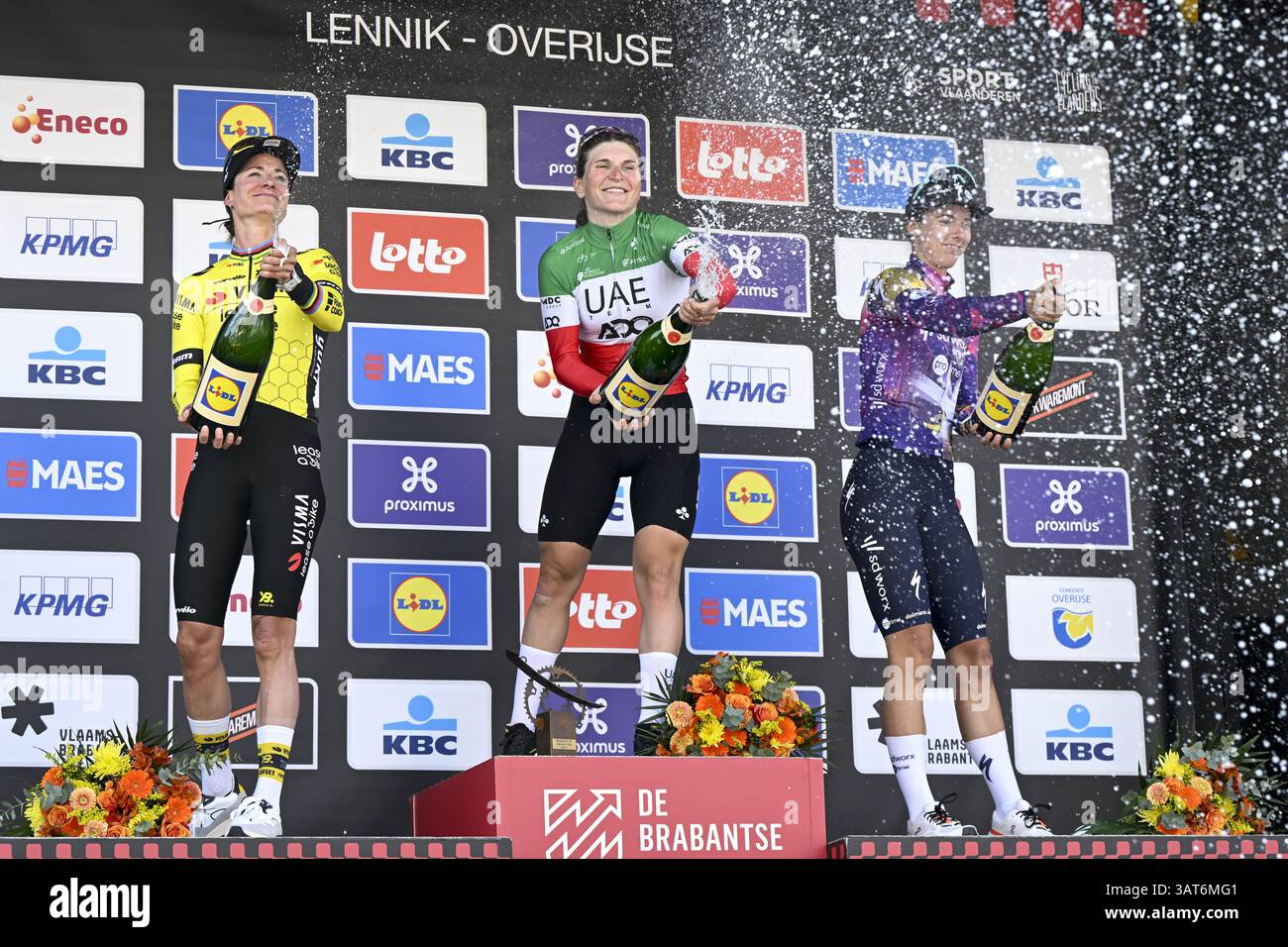 Overijse, Belgien. April 2025. Die Niederländerin Marianne Vos vom Team Visma-Lease a Bike, die Italienerin Elisa Longo Borghini vom Team ADQ der Vereinigten Arabischen Emirate und die Niederländerin Femke Gerritse von SD Worx-ProTime feiern auf dem Podium nach dem eintägigen Radrennen der Frauen „Brabantse Pijl“, 125 km von Lennik nach Overijse am Freitag, 18. April 2025. BELGA FOTO TOM GOYVAERTS Credit: Belga Nachrichtenagentur/Alamy Live News Stockfoto