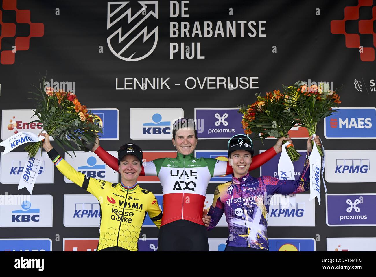 Overijse, Belgien. April 2025. Die Niederländerin Marianne Vos vom Team Visma-Lease a Bike, die Italienerin Elisa Longo Borghini vom Team ADQ der Vereinigten Arabischen Emirate und die Niederländerin Femke Gerritse von SD Worx-ProTime auf dem Podium nach dem eintägigen Radrennen der Frauen „Brabantse Pijl“, 125 km von Lennik nach Overijse am Freitag, 18. April 2025. BELGA FOTO TOM GOYVAERTS Credit: Belga Nachrichtenagentur/Alamy Live News Stockfoto
