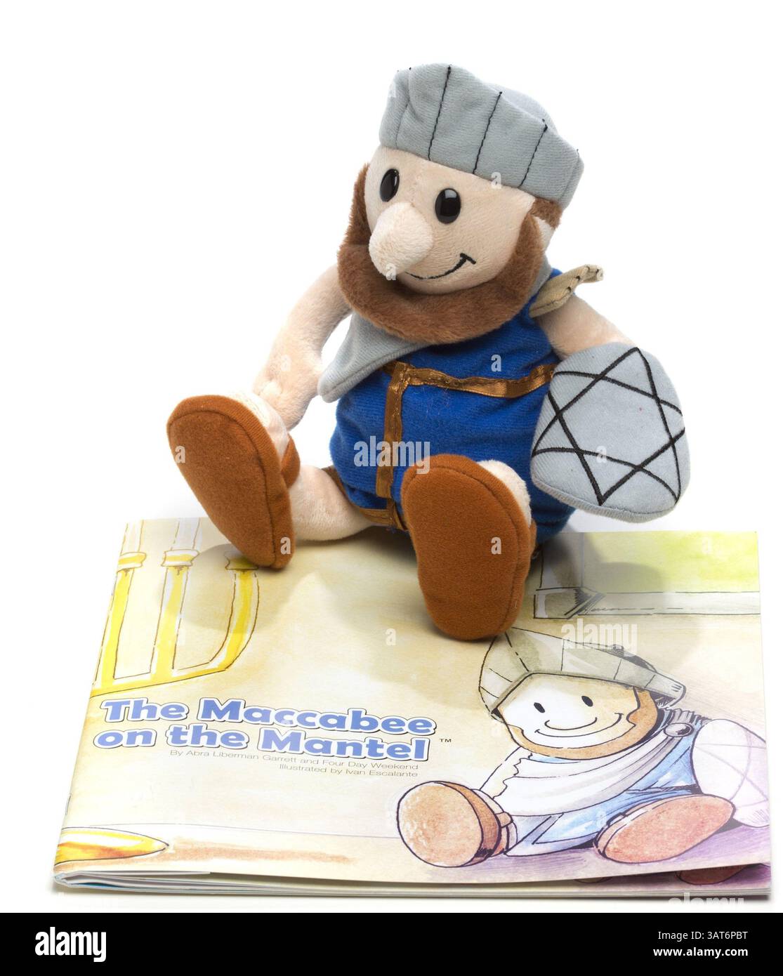 14. November 2013 - Fort Worth, TX, USA - der Makkabäer auf dem Mantel ist ein süßer Plüschsoldat und Begleitbuch, das die Geschichte von Hanukka erzählt und der achttägigen jüdischen Feier, die diese Woche beginnt, ein weiteres Element verleiht. Es ist die Gründung von David Wilk und Frank Ford, Mitgliedern der hochgelobten Fort Worth Improvisations-Comedy-Truppe Four Day Weekend, und Wilks Schriftstellerfreund Abra Garrett. (Zusammen nennen sie sich Toy Vey! LLC. (Kreditbild: © Ross Hailey/MCT/ZUMAPRESS.com) Stockfoto