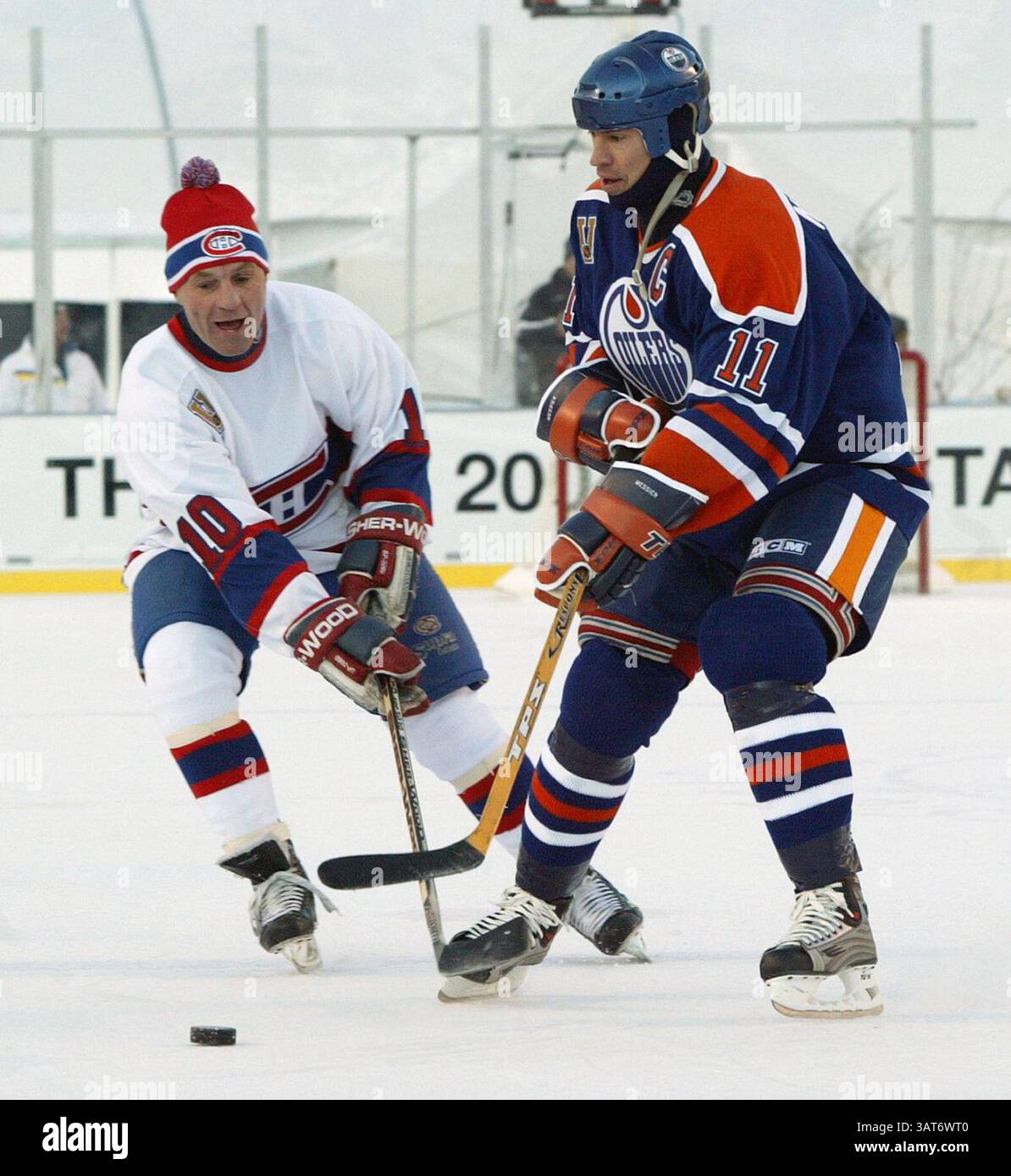 November 2003 - Edmonton, Alberta, Kanada - Edmonton Alta, 22. November 2003. Mark Messier, der große Edmonton Oilers, wird beim Legends Game Against im Commonwealth Stadium 2003 von Montreal Canadiens Great Guy Lafleur verfolgt 57.167. Später am selben Tag wurde der Heritage Classic 2003 zwischen den Edmonton Oilers und Montreal Canadiens ausgetragen, es war das erste Freiluftspiel der NHLÃ¢. Perry mAh/Edmonton Sun/QMI Agency (Kreditbild: © Perry mAh/QMI Agency/ZUMAPRESS.com) Stockfoto