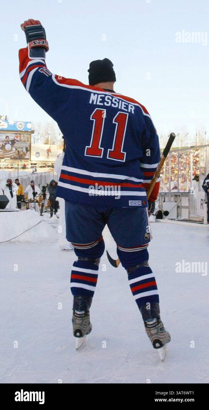 Februar 2007 - Edmonton, Alberta, Kanada - Edmonton Alta, 22. November 2003. Der große Edmonton Oilers Mark Messier stürzt vor dem Start des Legends Game 2003 gegen die Montreal Canadiens Legenden im Commonwealth Stadium vor 57.167 Fans auf das Eis. Später am selben Tag wurde der Heritage Classic 2003 zwischen den Edmonton Oilers und Montreal Canadiens ausgetragen, es war das erste Freiluftspiel der NHLÃ¢. Edmonton Sun/QMI Agency (Kreditbild: © Edmonton Sun/QMI Agency/ZUMAPRESS.com) Stockfoto