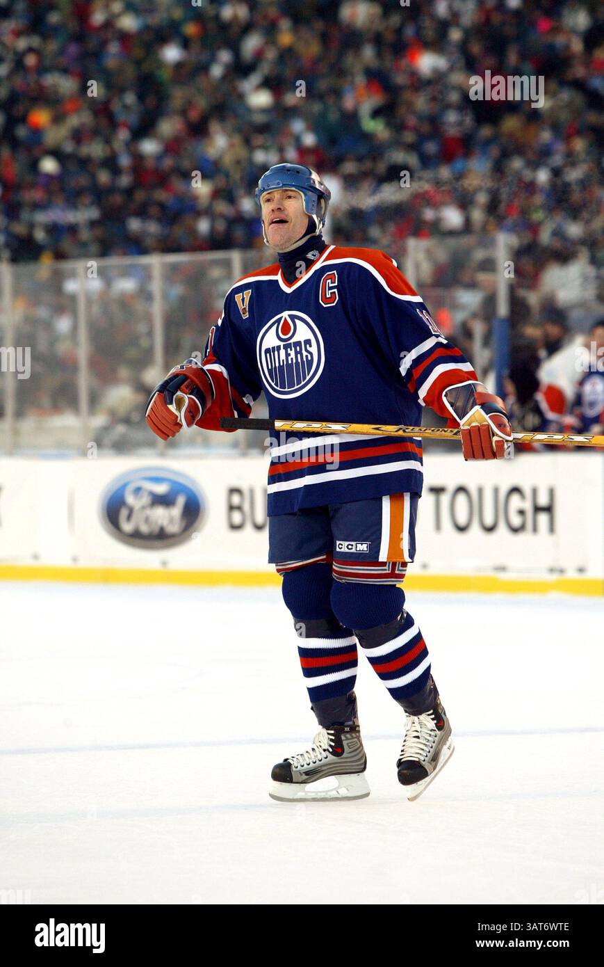 November 2003 - Edmonton, Alberta, Kanada - Edmonton Alta, 22. November 2003. Edmonton Oilers der große Mark Messier skatet während des Legends Game 2003 gegen die Montreal Canadiens Legenden im Commonwealth Stadium vor 57.167 Fans. Später am selben Tag wurde der Heritage Classic 2003 zwischen den Edmonton Oilers und Montreal Canadiens ausgetragen, es war das erste Freiluftspiel der NHLÌ¢. Perry mAh/Edmonton Sun/QMI Agency (Kreditbild: © Perry mAh/QMI Agency/ZUMAPRESS.com) Stockfoto