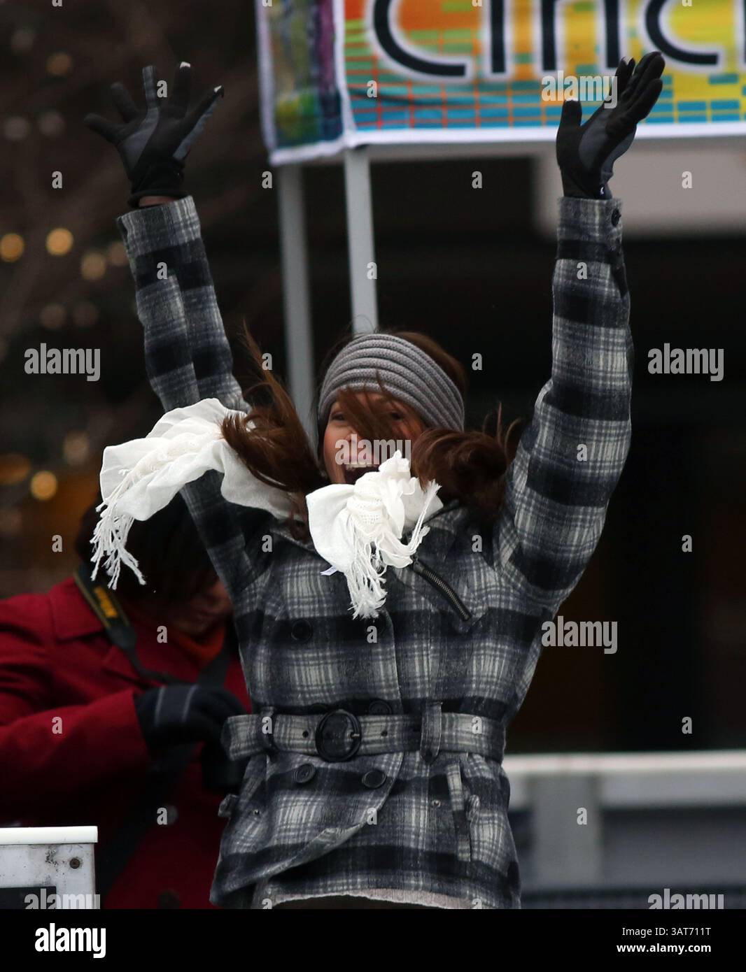 November 2013 - Cincinnati, Ohio, USA S - Crystal Reardon reagiert, nachdem er einen gefrorenen truthahn auf die Eislaufbahn am Fountain Square in Downtown Cincinnati, Ohio, geworfen hat. Während der jährlichen Spendenaktion für die Freestore Foodbank am Dienstag, den 26. November 2013. Als sie versucht, die meisten Bowlingnadeln für einen Preis zu treffen. (Bild: © Ernest Coleman/ZUMAPRESS.com) Stockfoto