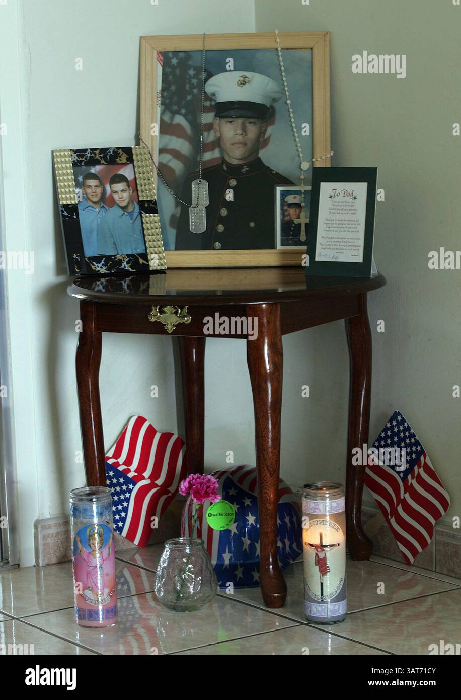 Mai 2005; Hollywood, FL, USA; Carlos Arredondo aus Hollywood, Florida, machte diese Ausstellung in seinem Wohnzimmer von seinem Sohn, der 2004 im Irak getötet wurde. Carlos war in seinem Vorgarten und baute einen neuen weißen pickett-Zaun auf, als ein Marinemobil zu seinem Haus fuhr, um ihm mitzuteilen, dass sein 20-jähriger Sohn Alexander Scott Arredondo im Irak durch eine Scharfschützenkugel getötet wurde. Carlos zündete den Militärwagen an, zerstörte das Fahrzeug und verbrannte sich bei dem Vorfall. Heute stehen Carlos und seine 65-jährige Mutter Luz Marina Arredondo unter psychiatrischer Betreuung, um Alexanders Tod zu bewältigen. Un Stockfoto