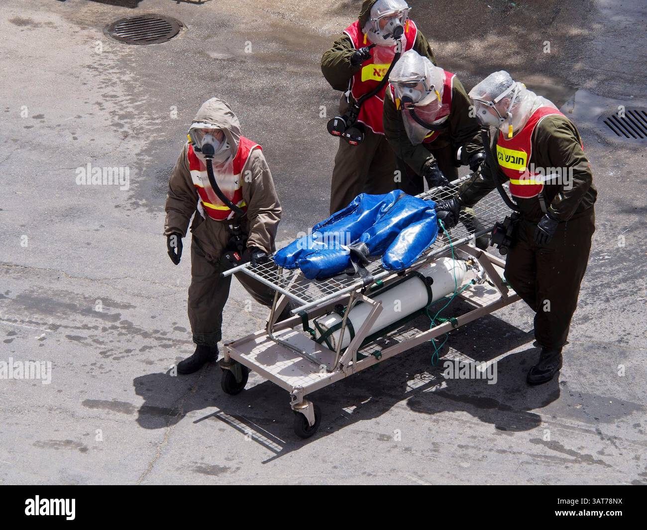 Nach der ersten medizinischen Untersuchung und Dekontamination werden die Verletzten schnell zur Einweisung in den Mt. Scopus Hadassah Hospital im Rahmen der Übung 'Wendepunkt 7' des Home Front Command. Die Auswirkungen von Raketen mit unkonventionellen Sprengköpfen gelten als tragfähige Bedrohung, die durch die syrische Instabilität und die iranischen Bedrohungen deutlich wird. Stockfoto