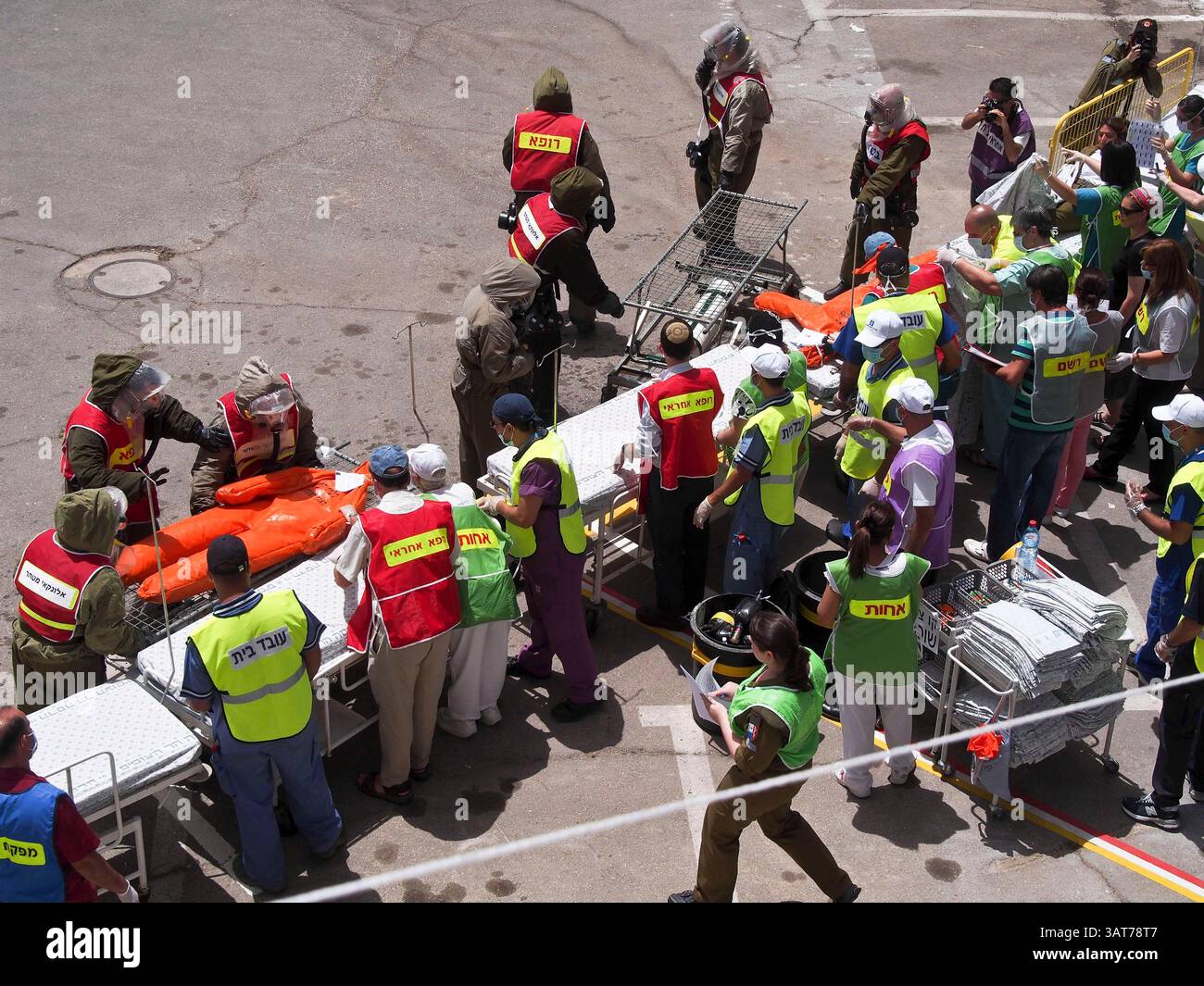 Nach der ersten medizinischen Untersuchung und Dekontamination werden die Verletzten schnell zur Einweisung in den Mt. Scopus Hadassah Hospital im Rahmen der Übung 'Wendepunkt 7' des Home Front Command. Die Auswirkungen von Raketen mit unkonventionellen Sprengköpfen gelten als tragfähige Bedrohung, die durch die syrische Instabilität und die iranischen Bedrohungen deutlich wird. Stockfoto