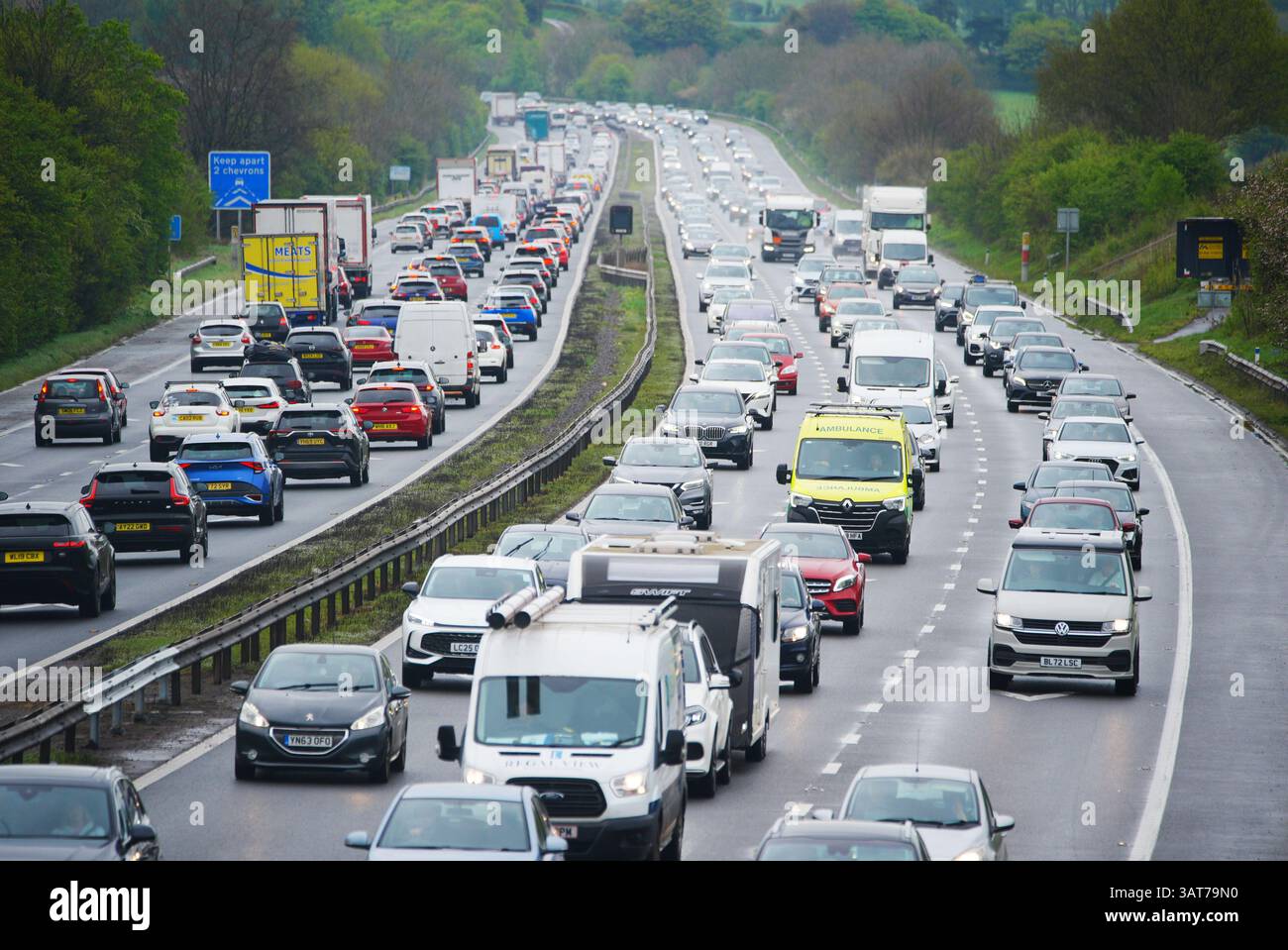 Autobahnverkehr auf der Autobahn M5 in der Nähe von Burnham-on-Sea, Somerset. Zugpassagiere werden vor Störungen gewarnt, da Network Rail sich auf die Osterarbeiten vorbereitet, da die AA schätzungsweise 19,1 Millionen Menschen in Großbritannien am Karfreitag fahren werden, davon 18,5 Millionen am Samstag und 18,2 Millionen am Ostersonntag und Montag. Bilddatum: Freitag, 18. April 2025. Stockfoto