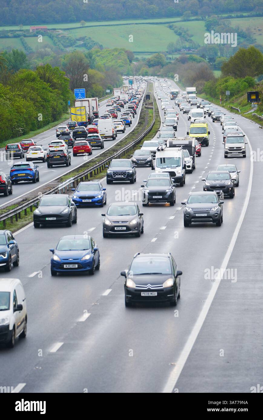 Autobahnverkehr auf der Autobahn M5 in der Nähe von Burnham-on-Sea, Somerset. Zugpassagiere werden vor Störungen gewarnt, da Network Rail sich auf die Osterarbeiten vorbereitet, da die AA schätzungsweise 19,1 Millionen Menschen in Großbritannien am Karfreitag fahren werden, davon 18,5 Millionen am Samstag und 18,2 Millionen am Ostersonntag und Montag. Bilddatum: Freitag, 18. April 2025. Stockfoto