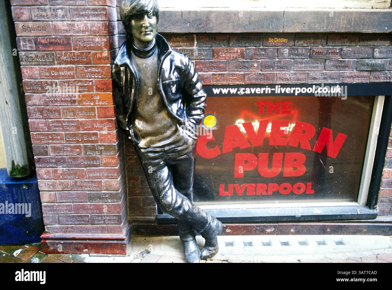 Dezember 2008 - Liverpool, England, Vereinigtes Königreich - vor dem berühmten Pub The Cavern befindet sich eine Bronzestatue von Paul McCarthy. (Bild: © Hans van Rhoon/ZUMAPRESS.com) Stockfoto