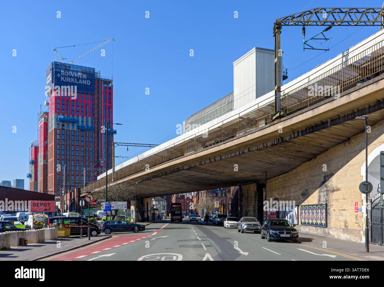 Die Brücke, die die Bahnsteige 13 und 14 des Bahnhofs Piccadilly über die Fairfield Street, Manchester, England, führt Stockfoto