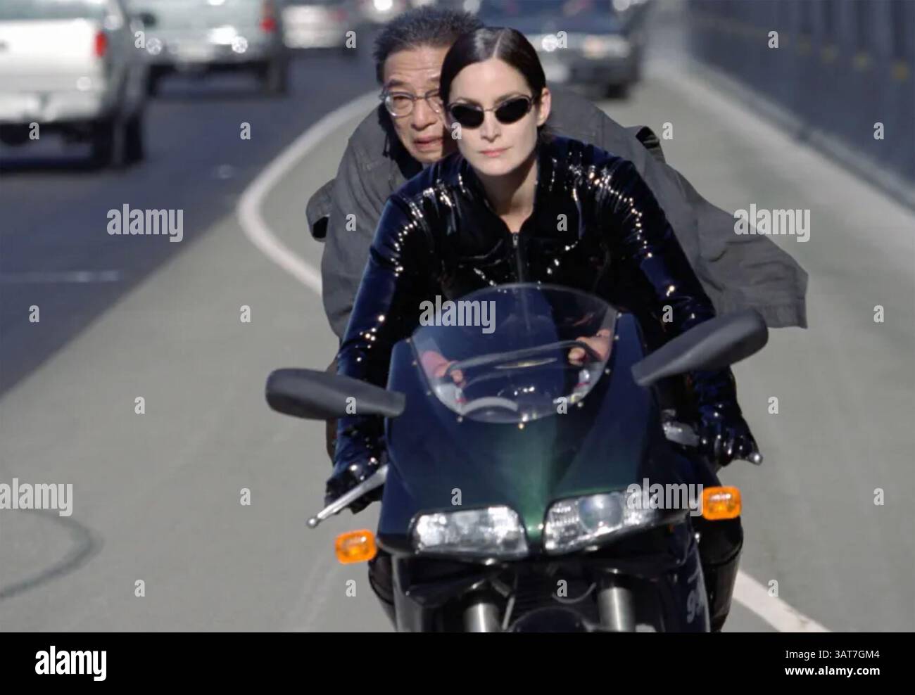 DIE MATRIX HAT 2003 Warner Bros. NEU GELADEN Filmaufnahmen mit Carrie-Anne Moss und Randall Duk Kim Stockfoto