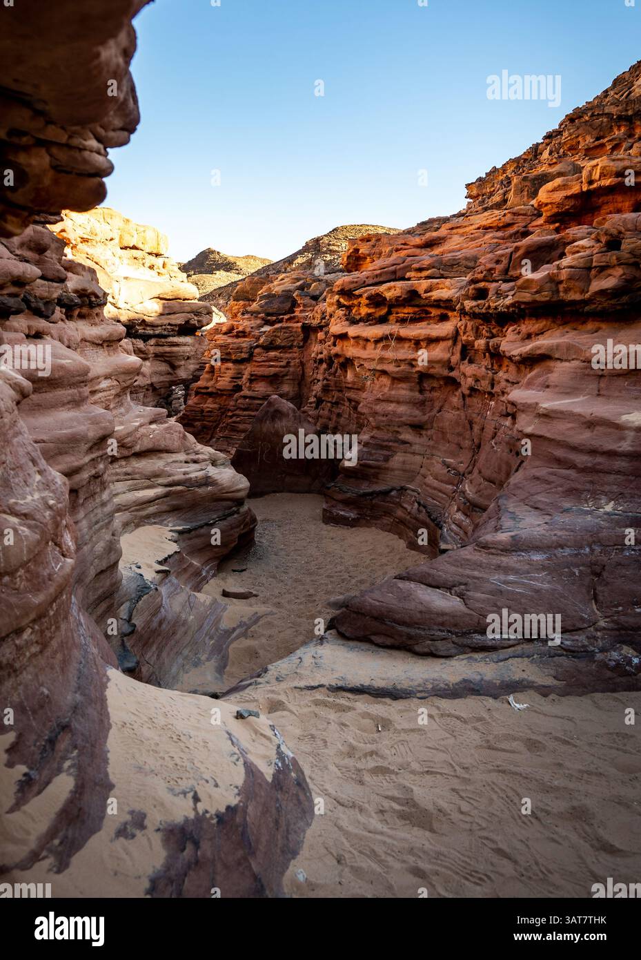Ein atemberaubender Blick auf einen schmalen Canyon mit bunten ...