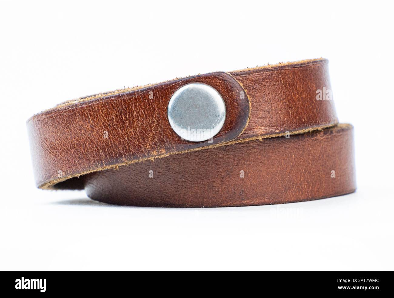 Dieses braune Lederarmband verfügt über ein stilvolles Metalldesign mit Druckknopf Stockfoto