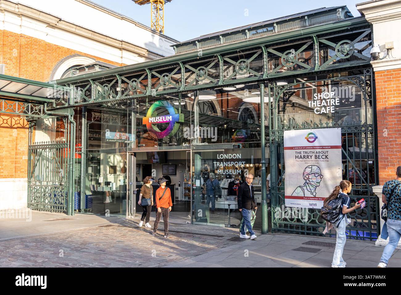 London, Großbritannien - 19. September 2024: London Transport Museum: Erkunden Sie Ausstellungen, Cafés und Geschäfte in Covent Garden. Stockfoto