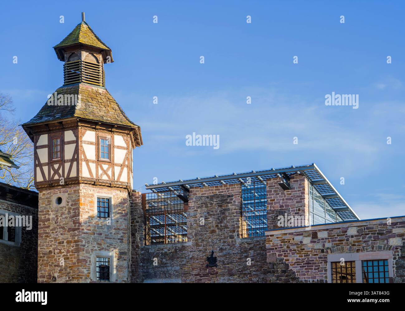 Altes Schloss mit moderner Photovoltaikanlage als Dach des Konzerthauses, Wasserschloss Wülmersen, Trendelburg, Hessen, Deutschland, Europa Stockfoto