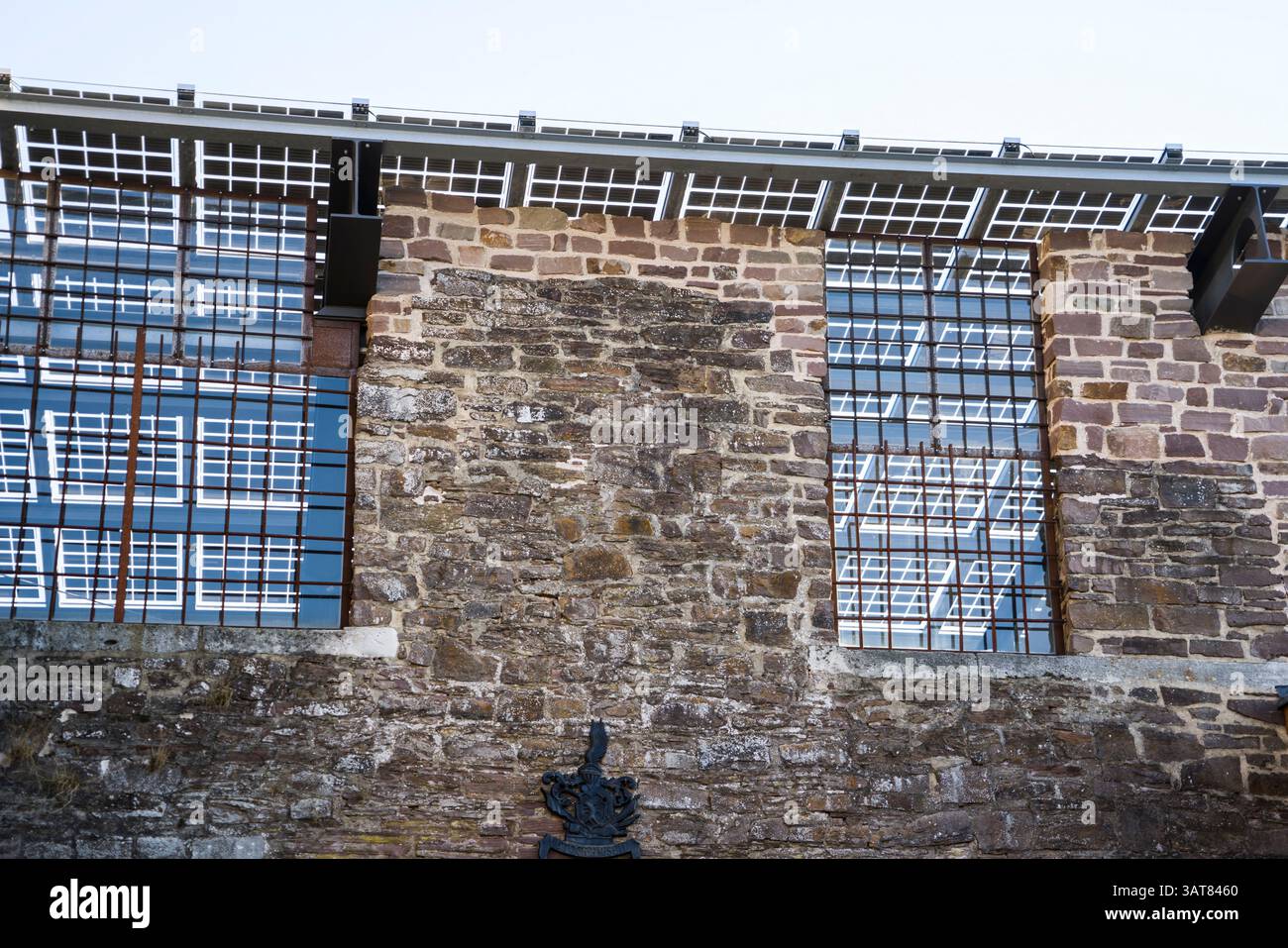Altes Schloss mit moderner Photovoltaikanlage als Dach des Konzerthauses, Wasserschloss Wülmersen, Trendelburg, Hessen, Deutschland, Europa Stockfoto