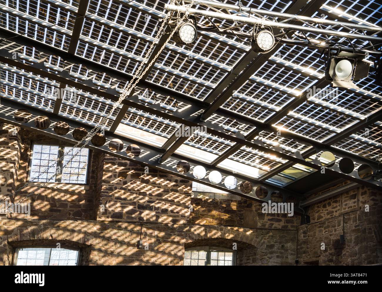 Altes Schloss mit moderner Photovoltaikanlage als Dach des Konzerthauses, Wasserschloss Wülmersen, Trendelburg, Hessen, Deutschland, Europa Stockfoto
