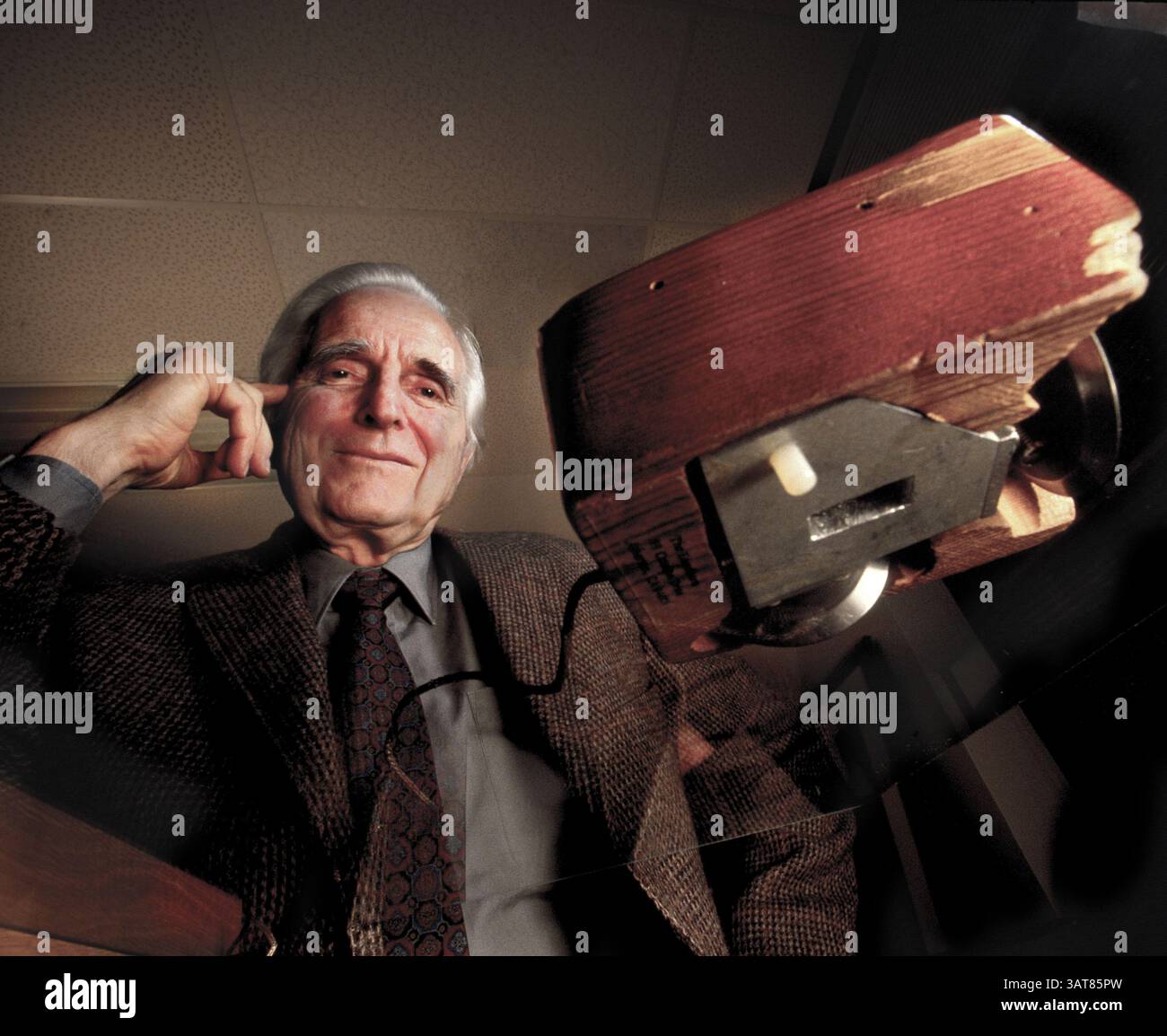 3. Juli 2013 ist - Datei - DOUGLAS C. ENGELBART, einer der Erfinder der Computermaus und Visionär, ein Computer im Alter von 88 Jahren verstorben. Bild: 8. Juli 2004 - San Francisco, Kalifornien, USA - mit seinen ersten Prototypen, die aus einem Holzblock geschnitzt wurde hatte Räder und einen kleinen roten Knopf. 1970 erhielt er ein Patent für die Maus im Bild. (Kredit-Bild: © Mark Richards/ZUMAPRESS.com) Stockfoto