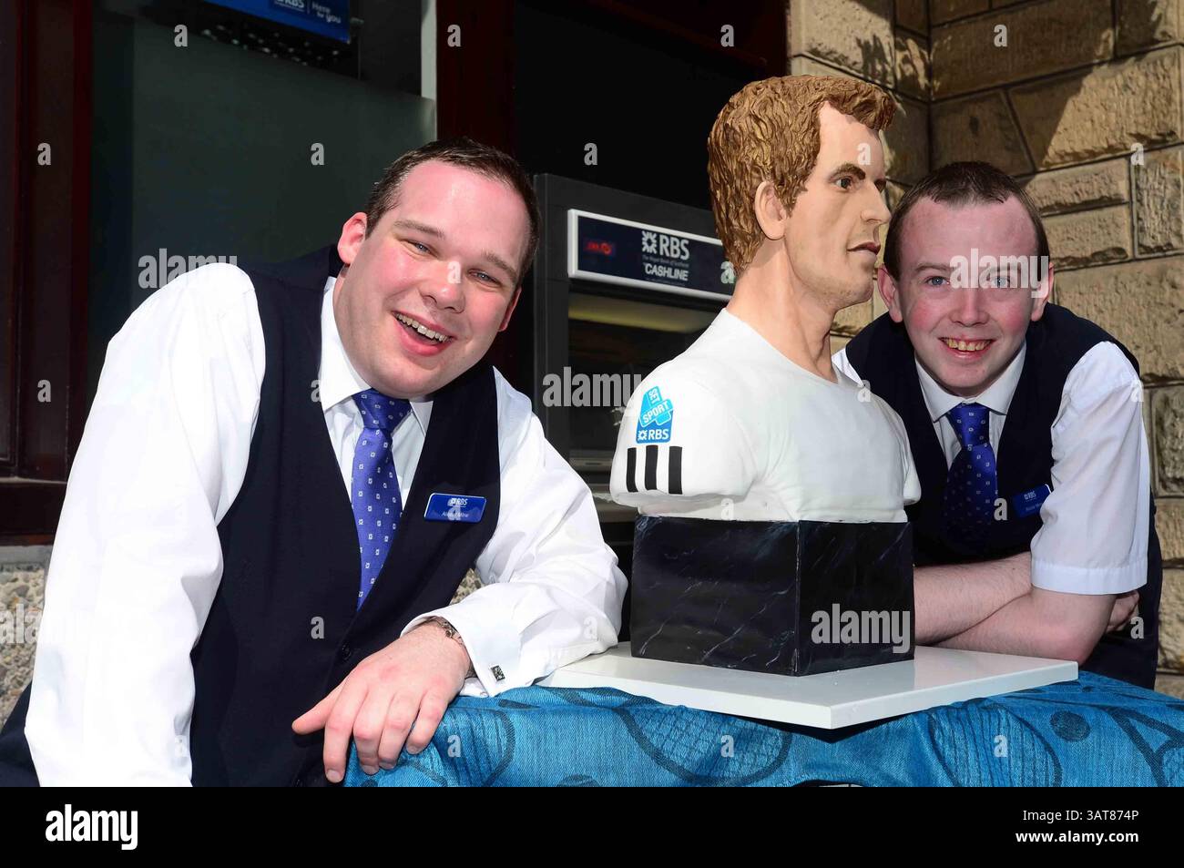 8. Juli 2013 - Liverpool, Merseyside, Vereinigtes Königreich von Großbritannien & N. Irland - ANDY MURRAY - KUCHEN, SET UND SPIEL während Murray Mania durch Großbritannien fliegt, will jeder ein Stück vom Geschehen von diesem lebensechten Kuchen des britischen Tennis-Ass. Der Kuchen reiste heute nach Dunblane in Schottland. Die Kuchenkünstlerin Michelle Wibowo hat ein Leben wie Victoria-Schwammbüste der WIMBLEDON CHOMPION von Hand gestaltet, um Andys historischen Sieg zu feiern. Der Kuchen kostete die Künstlerin Michelle aus Burgess Hill, Sussex, vier Tage, um den Kuchen zu machen - mit 5 kg Zuckerguss und 30 Eiern. Mit einem Gewicht von 25 kg und einer Höhe von 26 Zoll Stockfoto