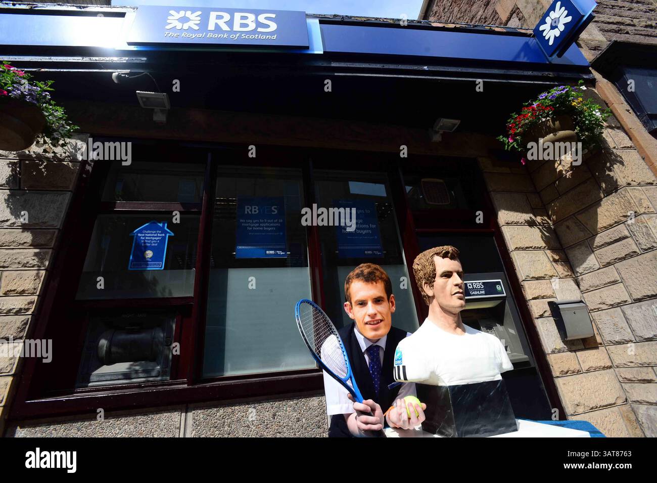 8. Juli 2013 - Liverpool, Merseyside, Vereinigtes Königreich Großbritannien & N. Irland - ANDY MURRAY - KUCHEN, SET UND MATCH Pic Shows. Während Murray Mania das Vereinigte Königreich durchfegt, will jeder ein Stück Action von diesem lebensechten Kuchen des britischen Tennis-Ass. Der Kuchen reiste heute nach Dunblane in Schottland. Die Kuchenkünstlerin Michelle Wibowo hat ein Leben wie Victoria-Schwammbüste der WIMBLEDON CHOMPION von Hand gestaltet, um Andys historischen Sieg zu feiern. Der Kuchen kostete die Künstlerin Michelle aus Burgess Hill, Sussex, vier Tage, um den Kuchen zu machen - mit 5 kg Zuckerguss und 30 Eiern. Mit einem Gewicht von 25 kg und einem Gewicht von 26 Zoll Stockfoto