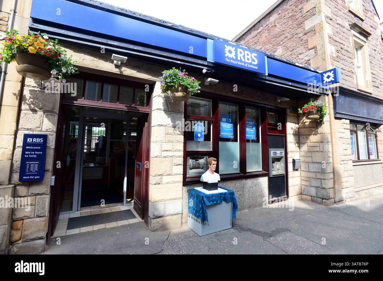 8. Juli 2013 - Liverpool, Merseyside, Vereinigtes Königreich Großbritannien & N. Irland - ANDY MURRAY - KUCHEN, SET UND MATCH Pic Shows. Während Murray Mania das Vereinigte Königreich durchfegt, will jeder ein Stück Action von diesem lebensechten Kuchen des britischen Tennis-Ass. Der Kuchen reiste heute nach Dunblane in Schottland. Die Kuchenkünstlerin Michelle Wibowo hat ein Leben wie Victoria-Schwammbüste der WIMBLEDON CHOMPION von Hand gestaltet, um Andys historischen Sieg zu feiern. Der Kuchen kostete die Künstlerin Michelle aus Burgess Hill, Sussex, vier Tage, um den Kuchen zu machen - mit 5 kg Zuckerguss und 30 Eiern. Mit einem Gewicht von 25 kg und einem Gewicht von 26 Zoll Stockfoto