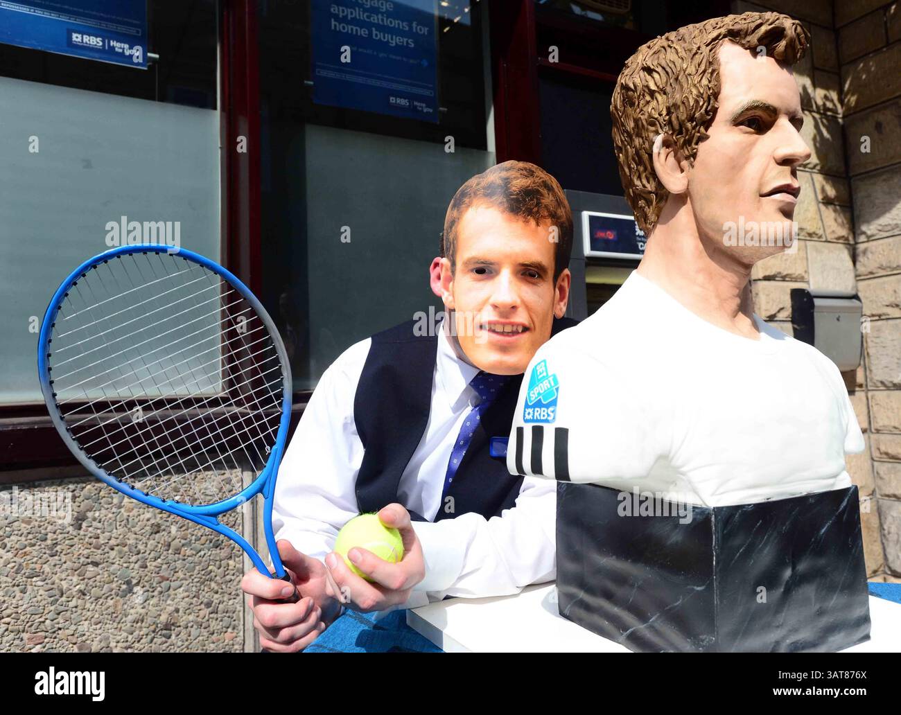 8. Juli 2013 - Liverpool, Merseyside, Vereinigtes Königreich von Großbritannien & N. Irland - ANDY MURRAY - KUCHEN, SET UND SPIEL während Murray Mania durch Großbritannien fliegt, will jeder ein Stück vom Geschehen von diesem lebensechten Kuchen des britischen Tennis-Ass. Der Kuchen reiste heute nach Dunblane in Schottland. Die Kuchenkünstlerin Michelle Wibowo hat ein Leben wie Victoria-Schwammbüste der WIMBLEDON CHOMPION von Hand gestaltet, um Andys historischen Sieg zu feiern. Der Kuchen kostete die Künstlerin Michelle aus Burgess Hill, Sussex, vier Tage, um den Kuchen zu machen - mit 5 kg Zuckerguss und 30 Eiern. Mit einem Gewicht von 25 kg und einer Höhe von 26 Zoll Stockfoto