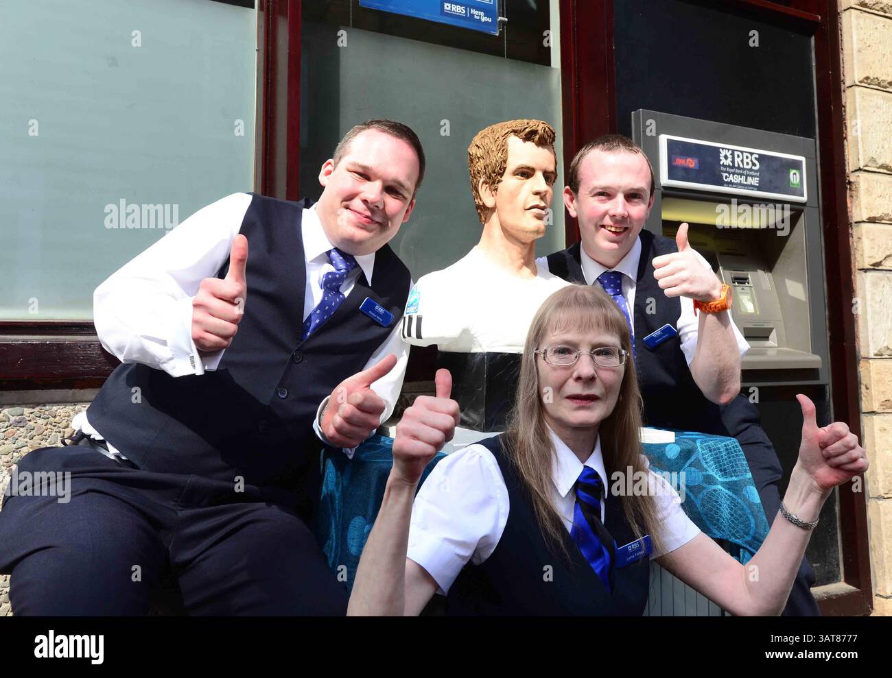 8. Juli 2013 - Liverpool, Merseyside, Vereinigtes Königreich Großbritannien & N. Irland - ANDY MURRAY - KUCHEN, SET UND MATCH Pic Shows. Während Murray Mania das Vereinigte Königreich durchfegt, will jeder ein Stück Action von diesem lebensechten Kuchen des britischen Tennis-Ass. Der Kuchen reiste heute nach Dunblane in Schottland. Die Kuchenkünstlerin Michelle Wibowo hat ein Leben wie Victoria-Schwammbüste der WIMBLEDON CHOMPION von Hand gestaltet, um Andys historischen Sieg zu feiern. Der Kuchen kostete die Künstlerin Michelle aus Burgess Hill, Sussex, vier Tage, um den Kuchen zu machen - mit 5 kg Zuckerguss und 30 Eiern. Mit einem Gewicht von 25 kg und einem Gewicht von 26 Zoll Stockfoto