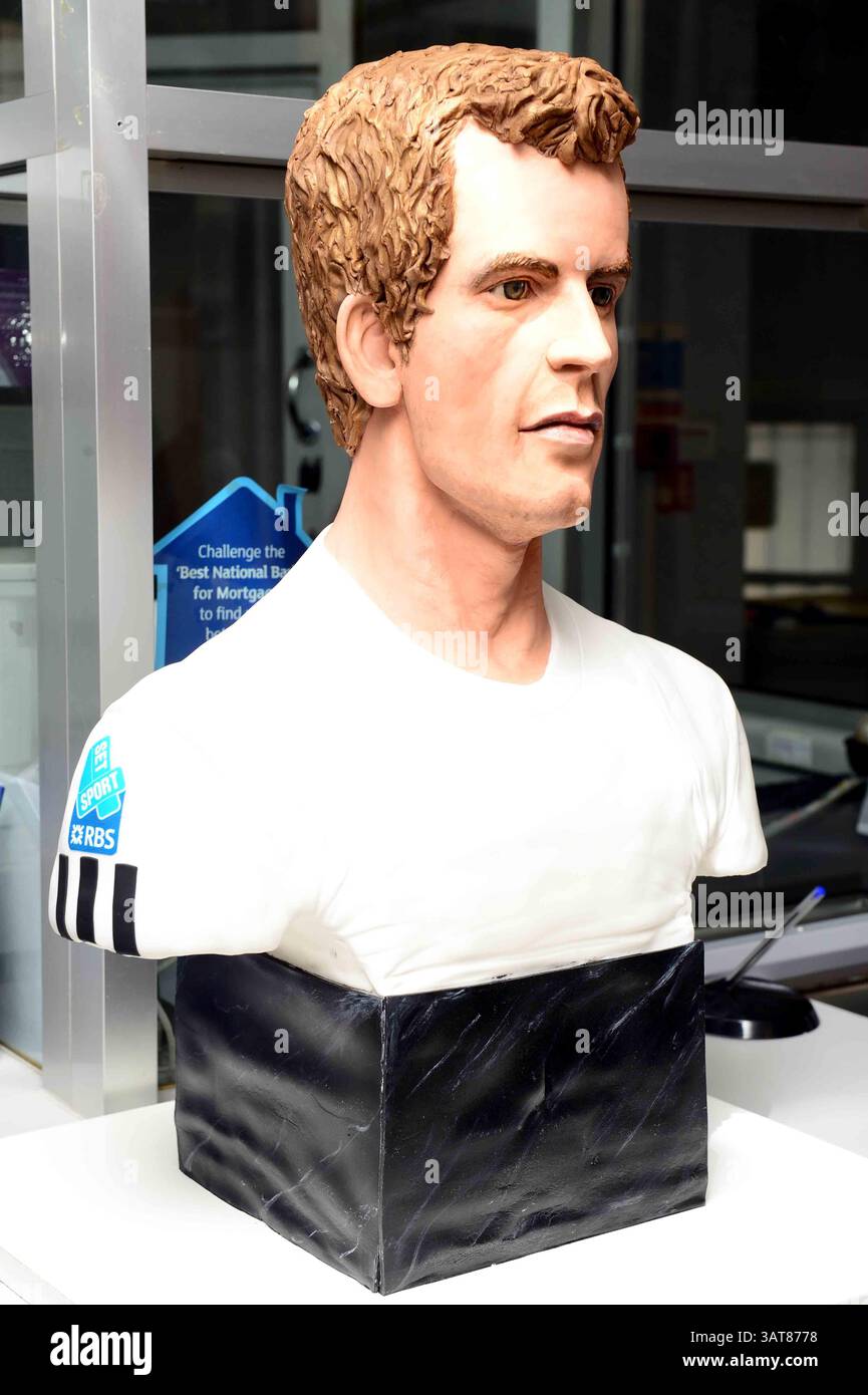 8. Juli 2013 - Liverpool, Merseyside, Vereinigtes Königreich von Großbritannien & N. Irland - ANDY MURRAY - KUCHEN, SET UND SPIEL während Murray Mania durch Großbritannien fliegt, will jeder ein Stück vom Geschehen von diesem lebensechten Kuchen des britischen Tennis-Ass. Der Kuchen reiste heute nach Dunblane in Schottland. Die Kuchenkünstlerin Michelle Wibowo hat ein Leben wie Victoria-Schwammbüste der WIMBLEDON CHOMPION von Hand gestaltet, um Andys historischen Sieg zu feiern. Der Kuchen kostete die Künstlerin Michelle aus Burgess Hill, Sussex, vier Tage, um den Kuchen zu machen - mit 5 kg Zuckerguss und 30 Eiern. Mit einem Gewicht von 25 kg und einer Höhe von 26 Zoll Stockfoto