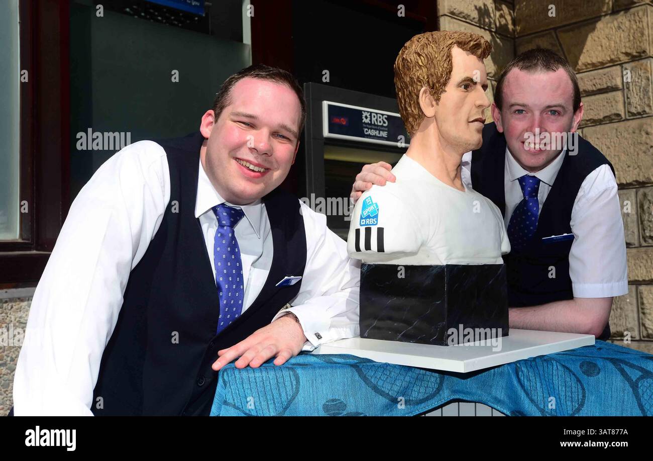 8. Juli 2013 - Liverpool, Merseyside, Vereinigtes Königreich von Großbritannien & N. Irland - ANDY MURRAY - KUCHEN, SET UND SPIEL während Murray Mania durch Großbritannien fliegt, will jeder ein Stück vom Geschehen von diesem lebensechten Kuchen des britischen Tennis-Ass. Der Kuchen reiste heute nach Dunblane in Schottland. Die Kuchenkünstlerin Michelle Wibowo hat ein Leben wie Victoria-Schwammbüste der WIMBLEDON CHOMPION von Hand gestaltet, um Andys historischen Sieg zu feiern. Der Kuchen kostete die Künstlerin Michelle aus Burgess Hill, Sussex, vier Tage, um den Kuchen zu machen - mit 5 kg Zuckerguss und 30 Eiern. Mit einem Gewicht von 25 kg und einer Höhe von 26 Zoll Stockfoto
