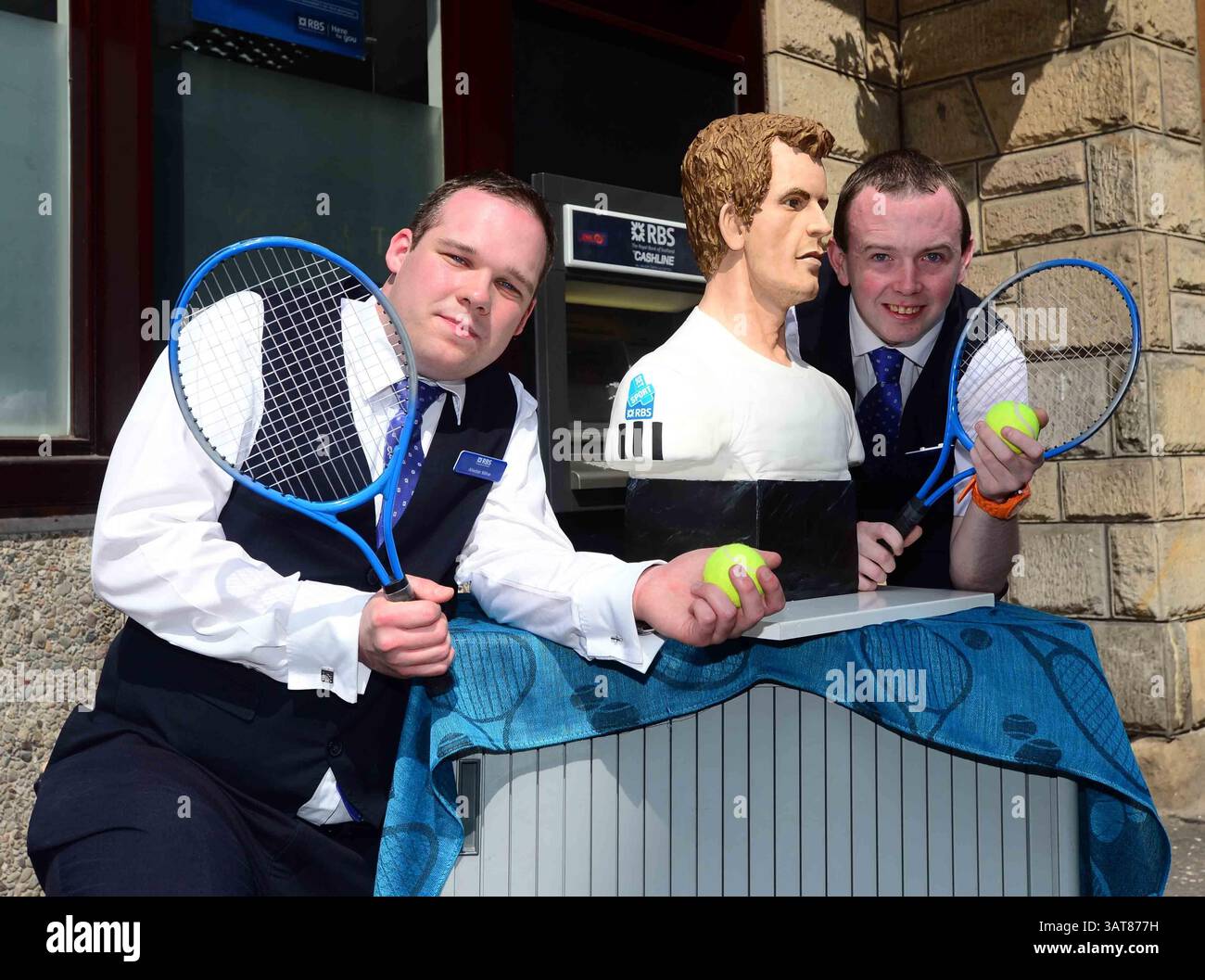 8. Juli 2013 - Liverpool, Merseyside, Vereinigtes Königreich von Großbritannien & N. Irland - ANDY MURRAY - KUCHEN, SET UND SPIEL während Murray Mania durch Großbritannien fliegt, will jeder ein Stück vom Geschehen von diesem lebensechten Kuchen des britischen Tennis-Ass. Der Kuchen reiste heute nach Dunblane in Schottland. Die Kuchenkünstlerin Michelle Wibowo hat ein Leben wie Victoria-Schwammbüste der WIMBLEDON CHOMPION von Hand gestaltet, um Andys historischen Sieg zu feiern. Der Kuchen kostete die Künstlerin Michelle aus Burgess Hill, Sussex, vier Tage, um den Kuchen zu machen - mit 5 kg Zuckerguss und 30 Eiern. Mit einem Gewicht von 25 kg und einer Höhe von 26 Zoll Stockfoto