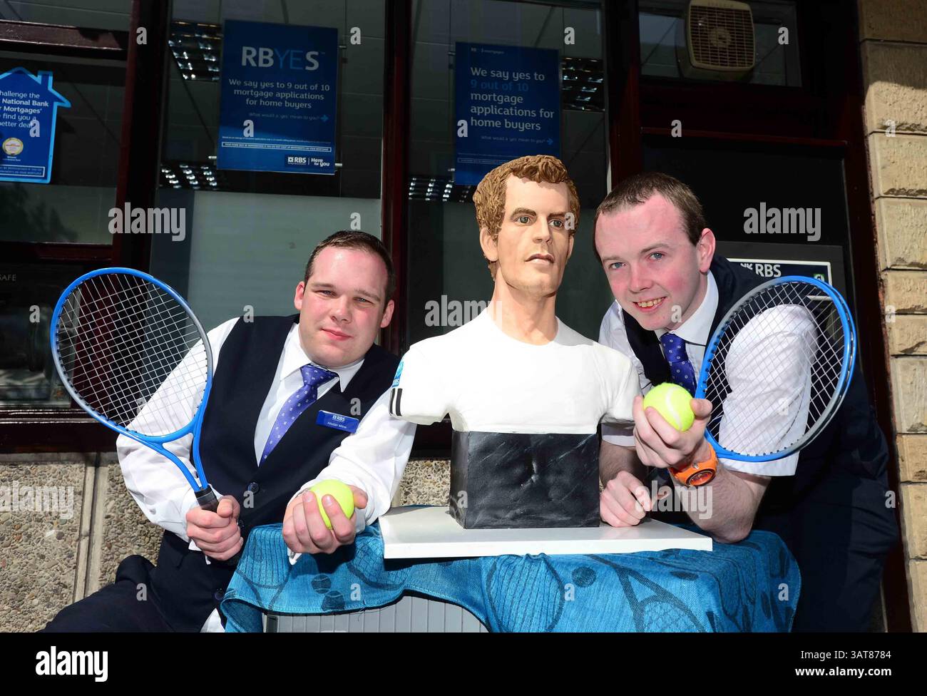 8. Juli 2013 - Liverpool, Merseyside, Vereinigtes Königreich von Großbritannien & N. Irland - ANDY MURRAY - KUCHEN, SET UND SPIEL während Murray Mania durch Großbritannien fliegt, will jeder ein Stück vom Geschehen von diesem lebensechten Kuchen des britischen Tennis-Ass. Der Kuchen reiste heute nach Dunblane in Schottland. Die Kuchenkünstlerin Michelle Wibowo hat ein Leben wie Victoria-Schwammbüste der WIMBLEDON CHOMPION von Hand gestaltet, um Andys historischen Sieg zu feiern. Der Kuchen kostete die Künstlerin Michelle aus Burgess Hill, Sussex, vier Tage, um den Kuchen zu machen - mit 5 kg Zuckerguss und 30 Eiern. Mit einem Gewicht von 25 kg und einer Höhe von 26 Zoll Stockfoto