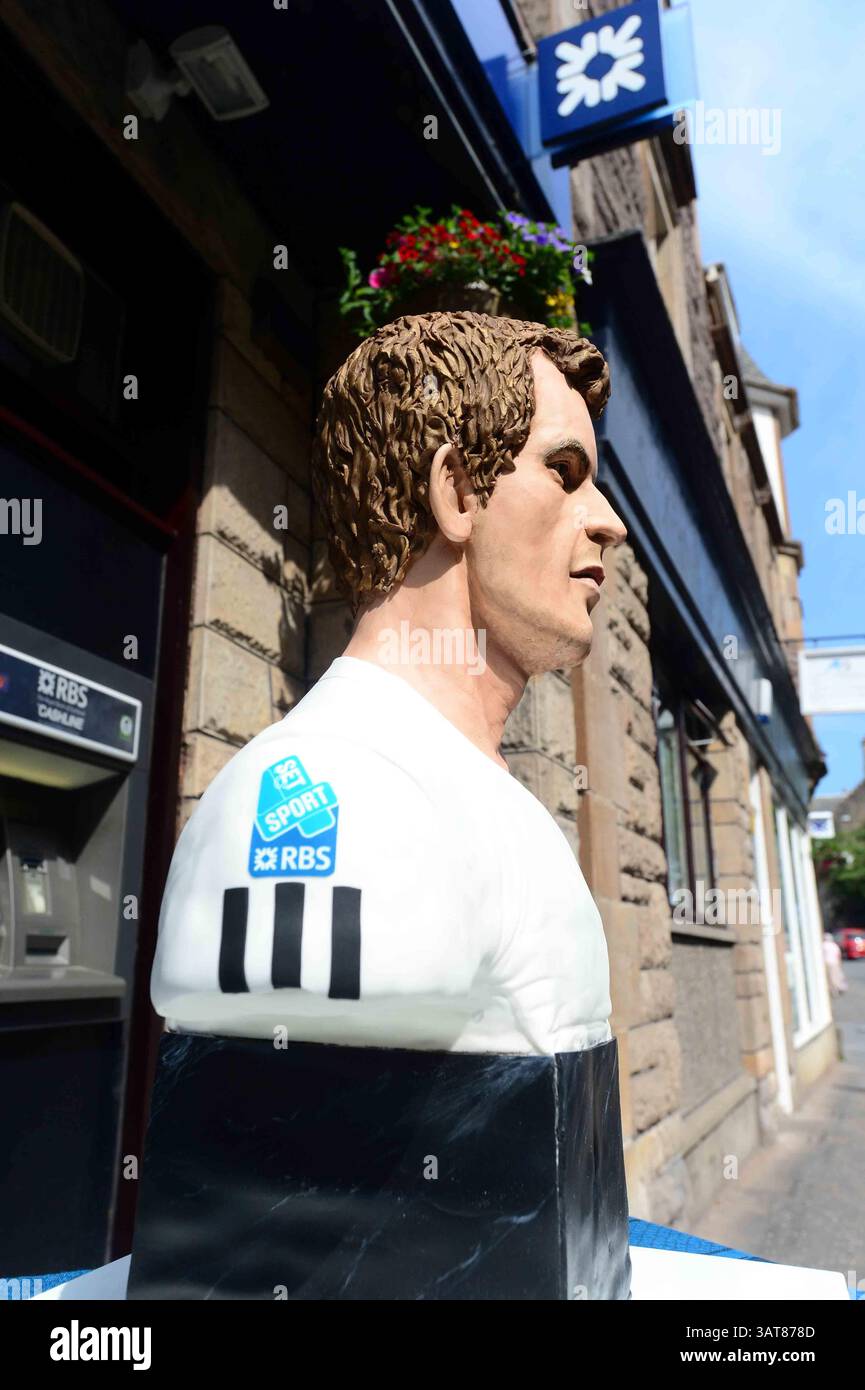 8. Juli 2013 - Liverpool, Merseyside, Vereinigtes Königreich Großbritannien & N. Irland - ANDY MURRAY - KUCHEN, SET UND MATCH Pic Shows. Während Murray Mania das Vereinigte Königreich durchfegt, will jeder ein Stück Action von diesem lebensechten Kuchen des britischen Tennis-Ass. Der Kuchen reiste heute nach Dunblane in Schottland. Die Kuchenkünstlerin Michelle Wibowo hat ein Leben wie Victoria-Schwammbüste der WIMBLEDON CHOMPION von Hand gestaltet, um Andys historischen Sieg zu feiern. Der Kuchen kostete die Künstlerin Michelle aus Burgess Hill, Sussex, vier Tage, um den Kuchen zu machen - mit 5 kg Zuckerguss und 30 Eiern. Mit einem Gewicht von 25 kg und einem Gewicht von 26 Zoll Stockfoto