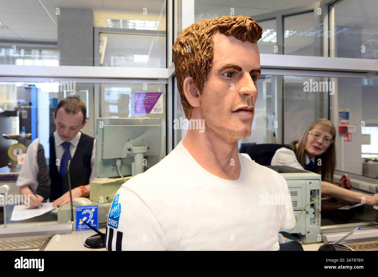 8. Juli 2013 - Liverpool, Merseyside, Vereinigtes Königreich Großbritannien & N. Irland - ANDY MURRAY - KUCHEN, SET UND MATCH Pic Shows. Während Murray Mania das Vereinigte Königreich durchfegt, will jeder ein Stück Action von diesem lebensechten Kuchen des britischen Tennis-Ass. Der Kuchen reiste heute nach Dunblane in Schottland. Die Kuchenkünstlerin Michelle Wibowo hat ein Leben wie Victoria-Schwammbüste der WIMBLEDON CHOMPION von Hand gestaltet, um Andys historischen Sieg zu feiern. Der Kuchen kostete die Künstlerin Michelle aus Burgess Hill, Sussex, vier Tage, um den Kuchen zu machen - mit 5 kg Zuckerguss und 30 Eiern. Mit einem Gewicht von 25 kg und einem Gewicht von 26 Zoll Stockfoto