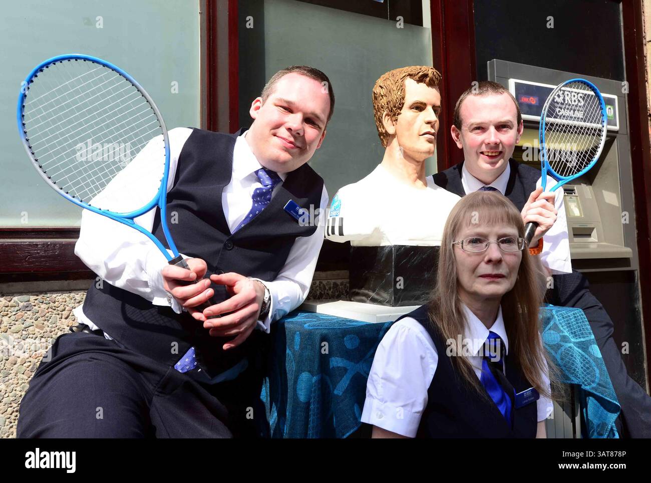 8. Juli 2013 - Liverpool, Merseyside, Vereinigtes Königreich Großbritannien & N. Irland - ANDY MURRAY - KUCHEN, SET UND MATCH Pic Shows. Während Murray Mania das Vereinigte Königreich durchfegt, will jeder ein Stück Action von diesem lebensechten Kuchen des britischen Tennis-Ass. Der Kuchen reiste heute nach Dunblane in Schottland. Die Kuchenkünstlerin Michelle Wibowo hat ein Leben wie Victoria-Schwammbüste der WIMBLEDON CHOMPION von Hand gestaltet, um Andys historischen Sieg zu feiern. Der Kuchen kostete die Künstlerin Michelle aus Burgess Hill, Sussex, vier Tage, um den Kuchen zu machen - mit 5 kg Zuckerguss und 30 Eiern. Mit einem Gewicht von 25 kg und einem Gewicht von 26 Zoll Stockfoto