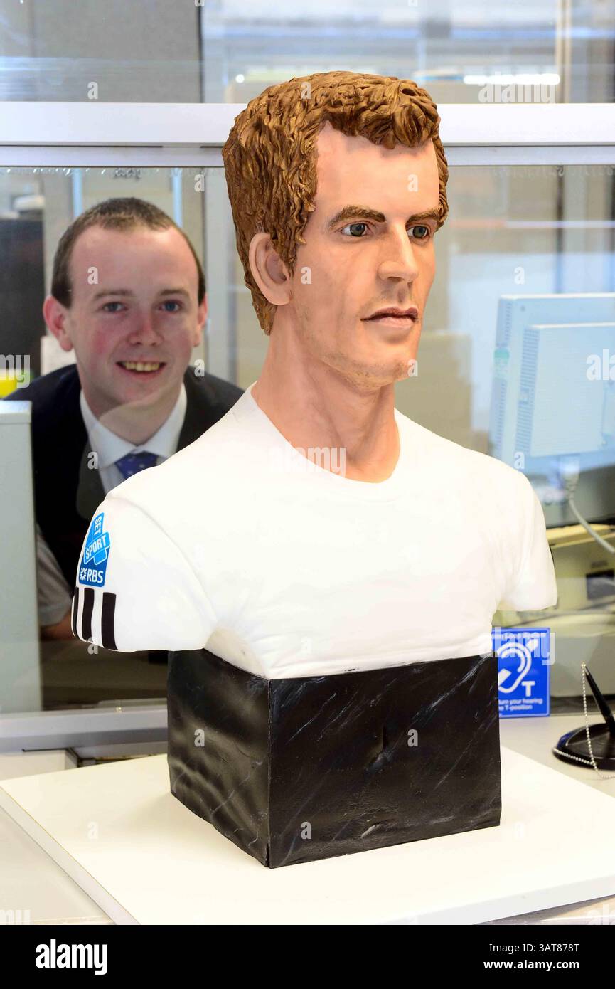 8. Juli 2013 - Liverpool, Merseyside, Vereinigtes Königreich Großbritannien & N. Irland - ANDY MURRAY - KUCHEN, SET UND MATCH Pic Shows. Während Murray Mania das Vereinigte Königreich durchfegt, will jeder ein Stück Action von diesem lebensechten Kuchen des britischen Tennis-Ass. Der Kuchen reiste heute nach Dunblane in Schottland. Die Kuchenkünstlerin Michelle Wibowo hat ein Leben wie Victoria-Schwammbüste der WIMBLEDON CHOMPION von Hand gestaltet, um Andys historischen Sieg zu feiern. Der Kuchen kostete die Künstlerin Michelle aus Burgess Hill, Sussex, vier Tage, um den Kuchen zu machen - mit 5 kg Zuckerguss und 30 Eiern. Mit einem Gewicht von 25 kg und einem Gewicht von 26 Zoll Stockfoto