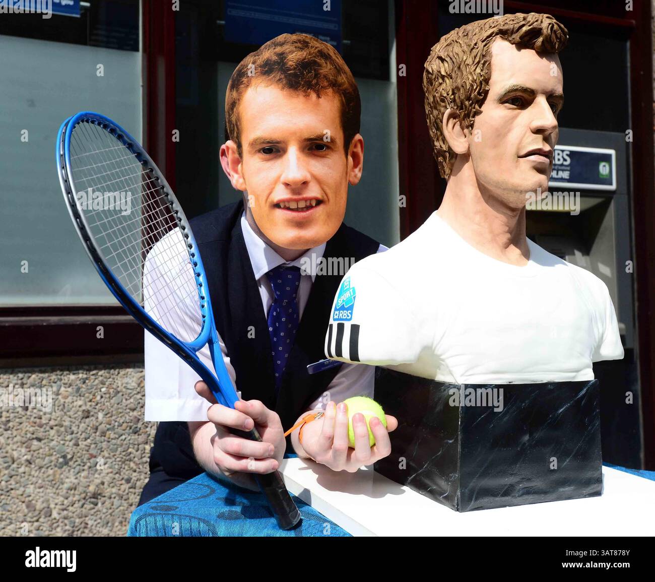 8. Juli 2013 - Liverpool, Merseyside, Vereinigtes Königreich von Großbritannien & N. Irland - ANDY MURRAY - KUCHEN, SET UND SPIEL während Murray Mania durch Großbritannien fliegt, will jeder ein Stück vom Geschehen von diesem lebensechten Kuchen des britischen Tennis-Ass. Der Kuchen reiste heute nach Dunblane in Schottland. Die Kuchenkünstlerin Michelle Wibowo hat ein Leben wie Victoria-Schwammbüste der WIMBLEDON CHOMPION von Hand gestaltet, um Andys historischen Sieg zu feiern. Der Kuchen kostete die Künstlerin Michelle aus Burgess Hill, Sussex, vier Tage, um den Kuchen zu machen - mit 5 kg Zuckerguss und 30 Eiern. Mit einem Gewicht von 25 kg und einer Höhe von 26 Zoll Stockfoto