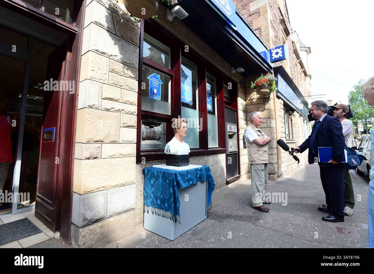 8. Juli 2013 - Liverpool, Merseyside, Vereinigtes Königreich Großbritannien & N. Irland - ANDY MURRAY - KUCHEN, SET UND MATCH Pic Shows. Während Murray Mania das Vereinigte Königreich durchfegt, will jeder ein Stück Action von diesem lebensechten Kuchen des britischen Tennis-Ass. Der Kuchen reiste heute nach Dunblane in Schottland. Die Kuchenkünstlerin Michelle Wibowo hat ein Leben wie Victoria-Schwammbüste der WIMBLEDON CHOMPION von Hand gestaltet, um Andys historischen Sieg zu feiern. Der Kuchen kostete die Künstlerin Michelle aus Burgess Hill, Sussex, vier Tage, um den Kuchen zu machen - mit 5 kg Zuckerguss und 30 Eiern. Mit einem Gewicht von 25 kg und einem Gewicht von 26 Zoll Stockfoto