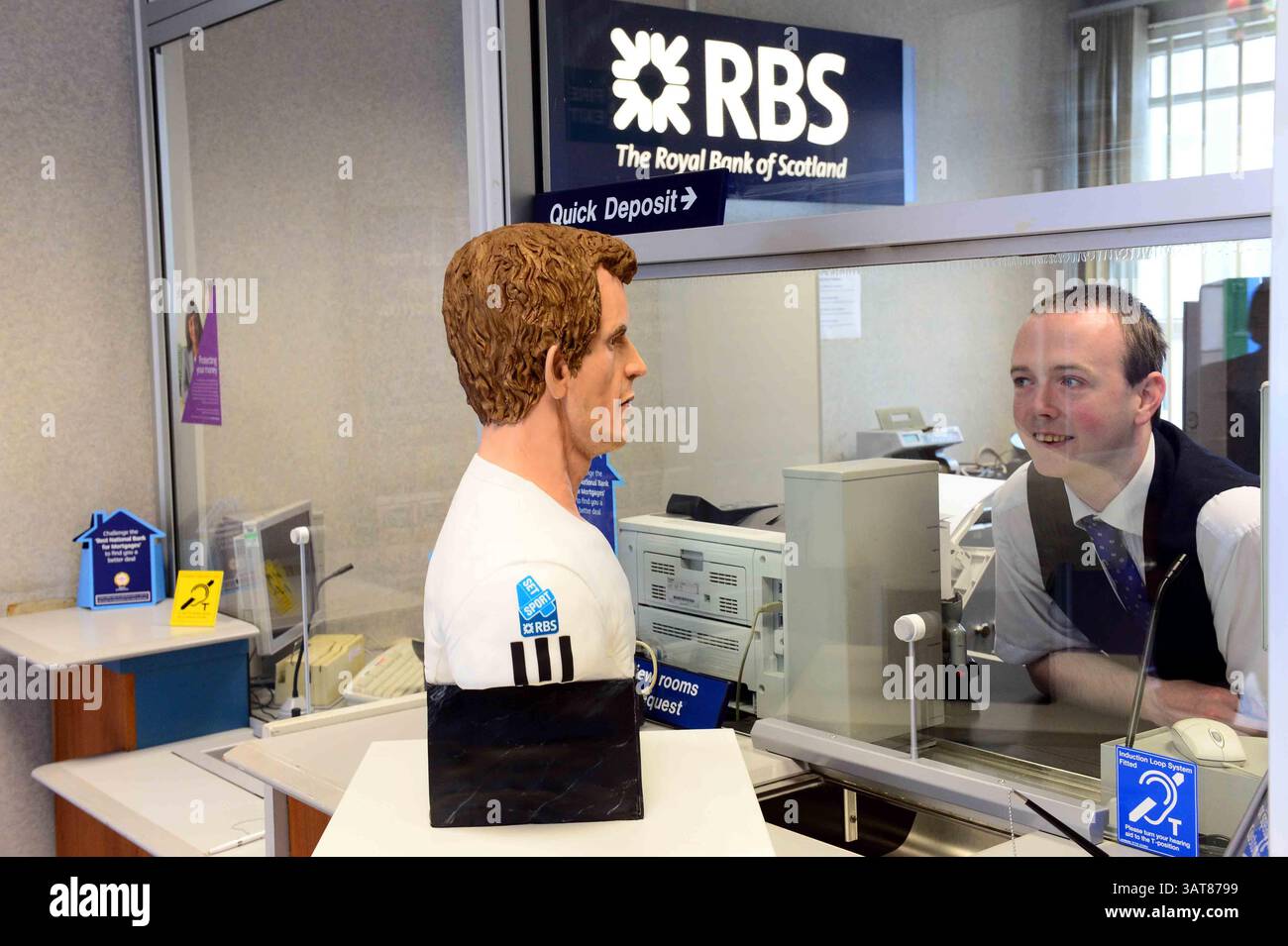 8. Juli 2013 - Liverpool, Merseyside, Vereinigtes Königreich Großbritannien & N. Irland - ANDY MURRAY - KUCHEN, SET UND MATCH Pic Shows. Während Murray Mania das Vereinigte Königreich durchfegt, will jeder ein Stück Action von diesem lebensechten Kuchen des britischen Tennis-Ass. Der Kuchen reiste heute nach Dunblane in Schottland. Die Kuchenkünstlerin Michelle Wibowo hat ein Leben wie Victoria-Schwammbüste der WIMBLEDON CHOMPION von Hand gestaltet, um Andys historischen Sieg zu feiern. Der Kuchen kostete die Künstlerin Michelle aus Burgess Hill, Sussex, vier Tage, um den Kuchen zu machen - mit 5 kg Zuckerguss und 30 Eiern. Mit einem Gewicht von 25 kg und einem Gewicht von 26 Zoll Stockfoto