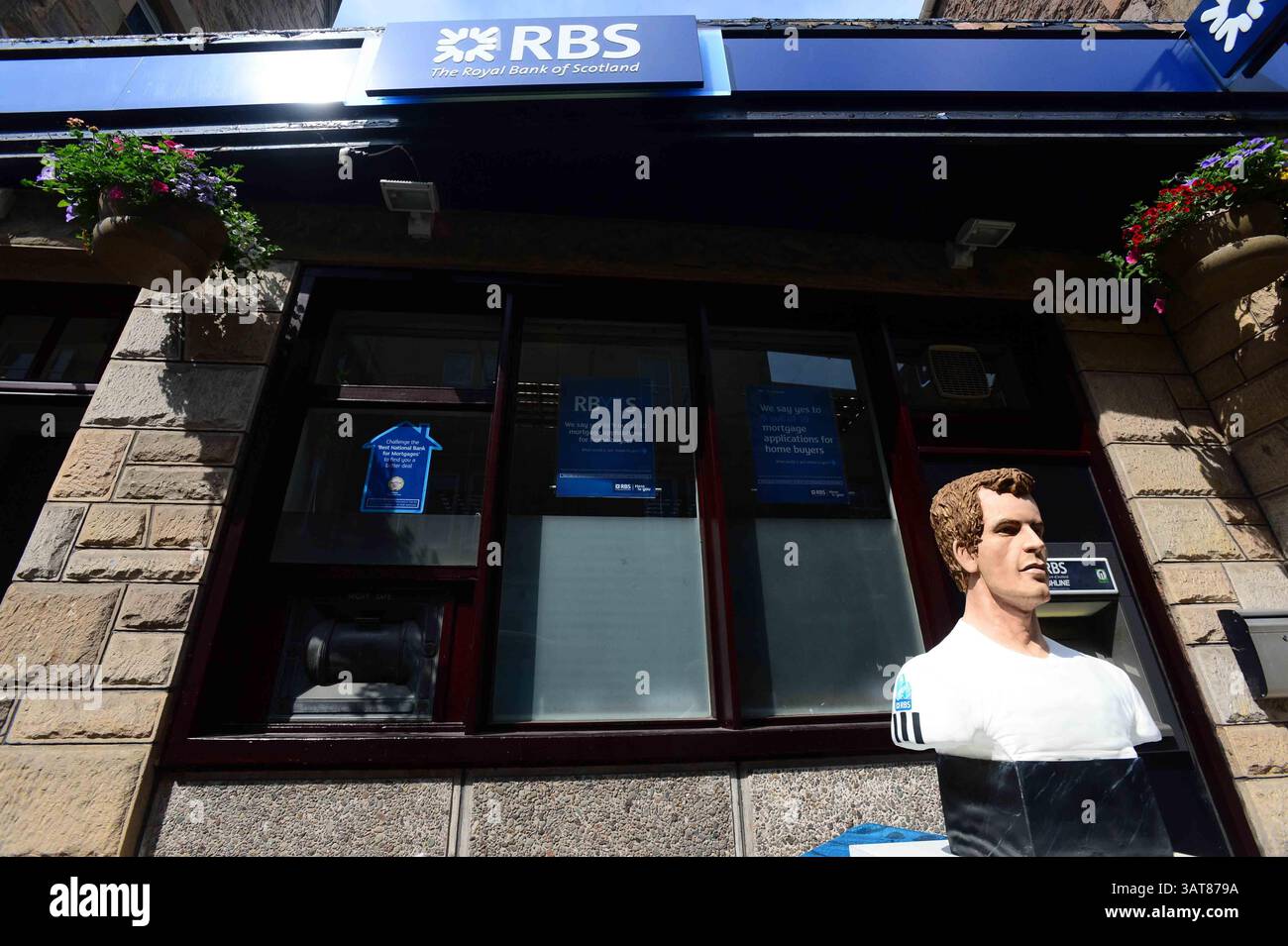 8. Juli 2013 - Liverpool, Merseyside, Vereinigtes Königreich Großbritannien & N. Irland - ANDY MURRAY - KUCHEN, SET UND MATCH Pic Shows. Während Murray Mania das Vereinigte Königreich durchfegt, will jeder ein Stück Action von diesem lebensechten Kuchen des britischen Tennis-Ass. Der Kuchen reiste heute nach Dunblane in Schottland. Die Kuchenkünstlerin Michelle Wibowo hat ein Leben wie Victoria-Schwammbüste der WIMBLEDON CHOMPION von Hand gestaltet, um Andys historischen Sieg zu feiern. Der Kuchen kostete die Künstlerin Michelle aus Burgess Hill, Sussex, vier Tage, um den Kuchen zu machen - mit 5 kg Zuckerguss und 30 Eiern. Mit einem Gewicht von 25 kg und einem Gewicht von 26 Zoll Stockfoto