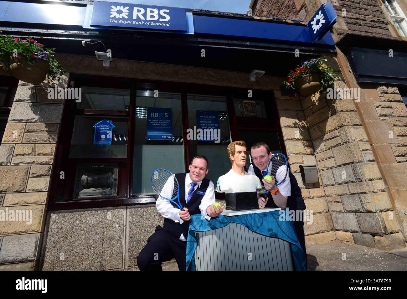 8. Juli 2013 - Liverpool, Merseyside, Vereinigtes Königreich von Großbritannien & N. Irland - ANDY MURRAY - KUCHEN, SET UND SPIEL während Murray Mania durch Großbritannien fliegt, will jeder ein Stück vom Geschehen von diesem lebensechten Kuchen des britischen Tennis-Ass. Der Kuchen reiste heute nach Dunblane in Schottland. Die Kuchenkünstlerin Michelle Wibowo hat ein Leben wie Victoria-Schwammbüste der WIMBLEDON CHOMPION von Hand gestaltet, um Andys historischen Sieg zu feiern. Der Kuchen kostete die Künstlerin Michelle aus Burgess Hill, Sussex, vier Tage, um den Kuchen zu machen - mit 5 kg Zuckerguss und 30 Eiern. Mit einem Gewicht von 25 kg und einer Höhe von 26 Zoll Stockfoto