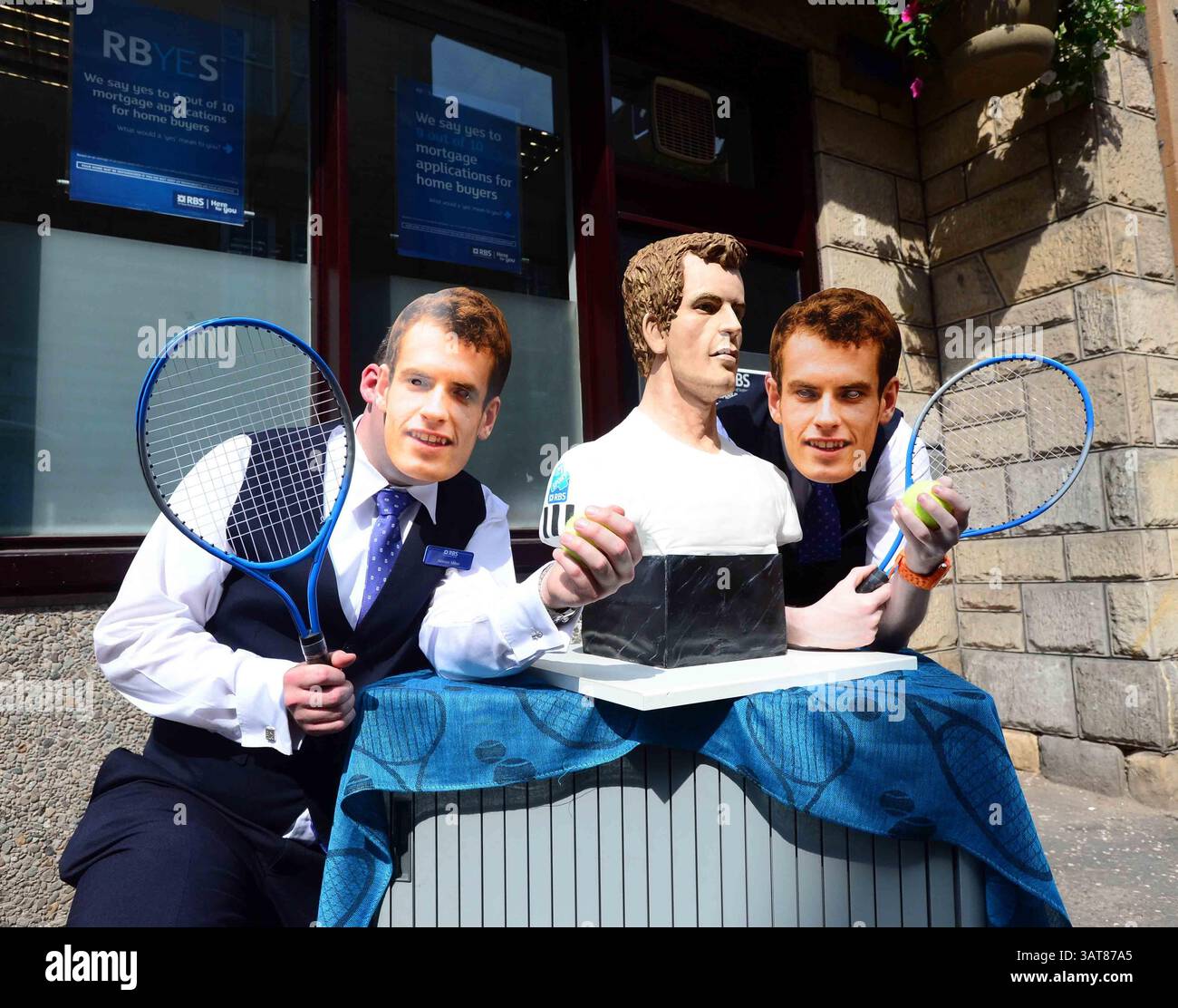 8. Juli 2013 - Liverpool, Merseyside, Vereinigtes Königreich von Großbritannien & N. Irland - ANDY MURRAY - KUCHEN, SET UND SPIEL während Murray Mania durch Großbritannien fliegt, will jeder ein Stück vom Geschehen von diesem lebensechten Kuchen des britischen Tennis-Ass. Der Kuchen reiste heute nach Dunblane in Schottland. Die Kuchenkünstlerin Michelle Wibowo hat ein Leben wie Victoria-Schwammbüste der WIMBLEDON CHOMPION von Hand gestaltet, um Andys historischen Sieg zu feiern. Der Kuchen kostete die Künstlerin Michelle aus Burgess Hill, Sussex, vier Tage, um den Kuchen zu machen - mit 5 kg Zuckerguss und 30 Eiern. Mit einem Gewicht von 25 kg und einer Höhe von 26 Zoll Stockfoto