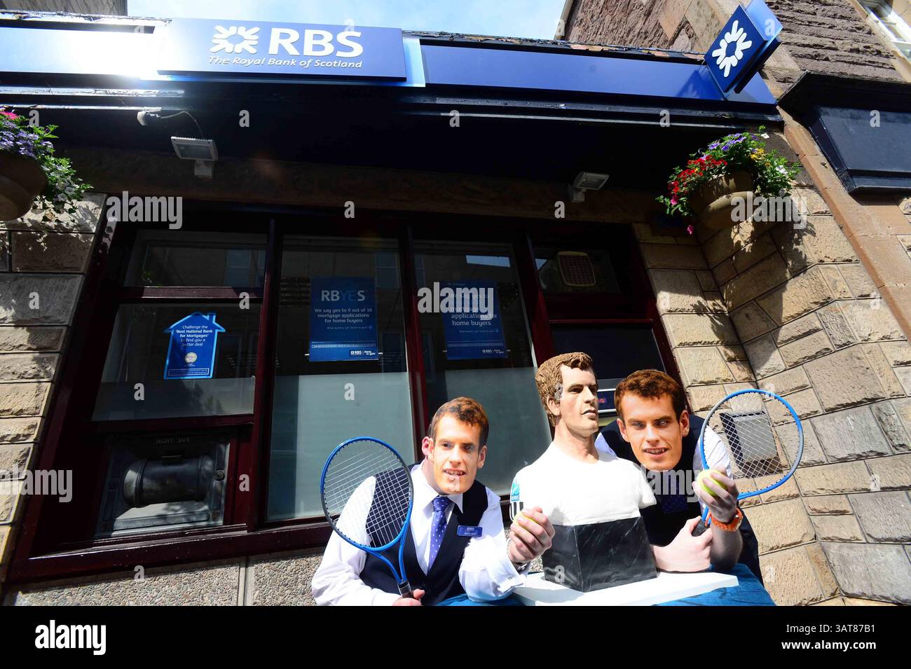 8. Juli 2013 - Liverpool, Merseyside, Vereinigtes Königreich von Großbritannien & N. Irland - ANDY MURRAY - KUCHEN, SET UND SPIEL während Murray Mania durch Großbritannien fliegt, will jeder ein Stück vom Geschehen von diesem lebensechten Kuchen des britischen Tennis-Ass. Der Kuchen reiste heute nach Dunblane in Schottland. Die Kuchenkünstlerin Michelle Wibowo hat ein Leben wie Victoria-Schwammbüste der WIMBLEDON CHOMPION von Hand gestaltet, um Andys historischen Sieg zu feiern. Der Kuchen kostete die Künstlerin Michelle aus Burgess Hill, Sussex, vier Tage, um den Kuchen zu machen - mit 5 kg Zuckerguss und 30 Eiern. Mit einem Gewicht von 25 kg und einer Höhe von 26 Zoll Stockfoto