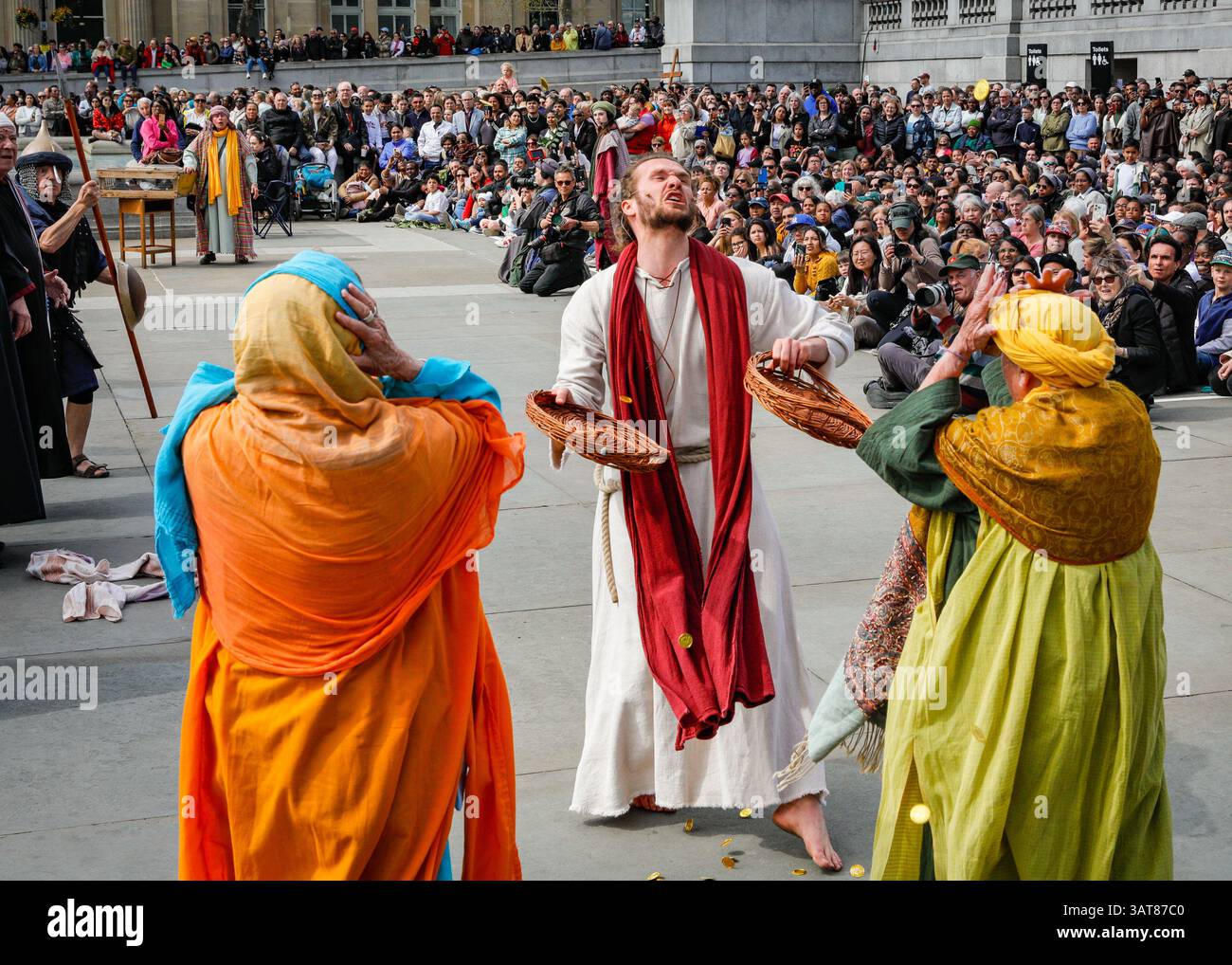 London, Großbritannien. April 2025. Die Passion of Jesus-Performance der Wintershall-Spieler auf dem Trafalgar Square ist eine Nachstellung der Ostergeschichte. Eine Besetzung von mehr als 100 Schauspielern und Freiwilligen in realistischen Kostümen sowie Pferden, Eseln und Tauben kommen zusammen, um die Geschichte am Trafalgar Square zum Leben zu erwecken. Die Rolle Jesu wird von Peter Bergin gespielt. Quelle: Imageplotter/Alamy Live News Stockfoto